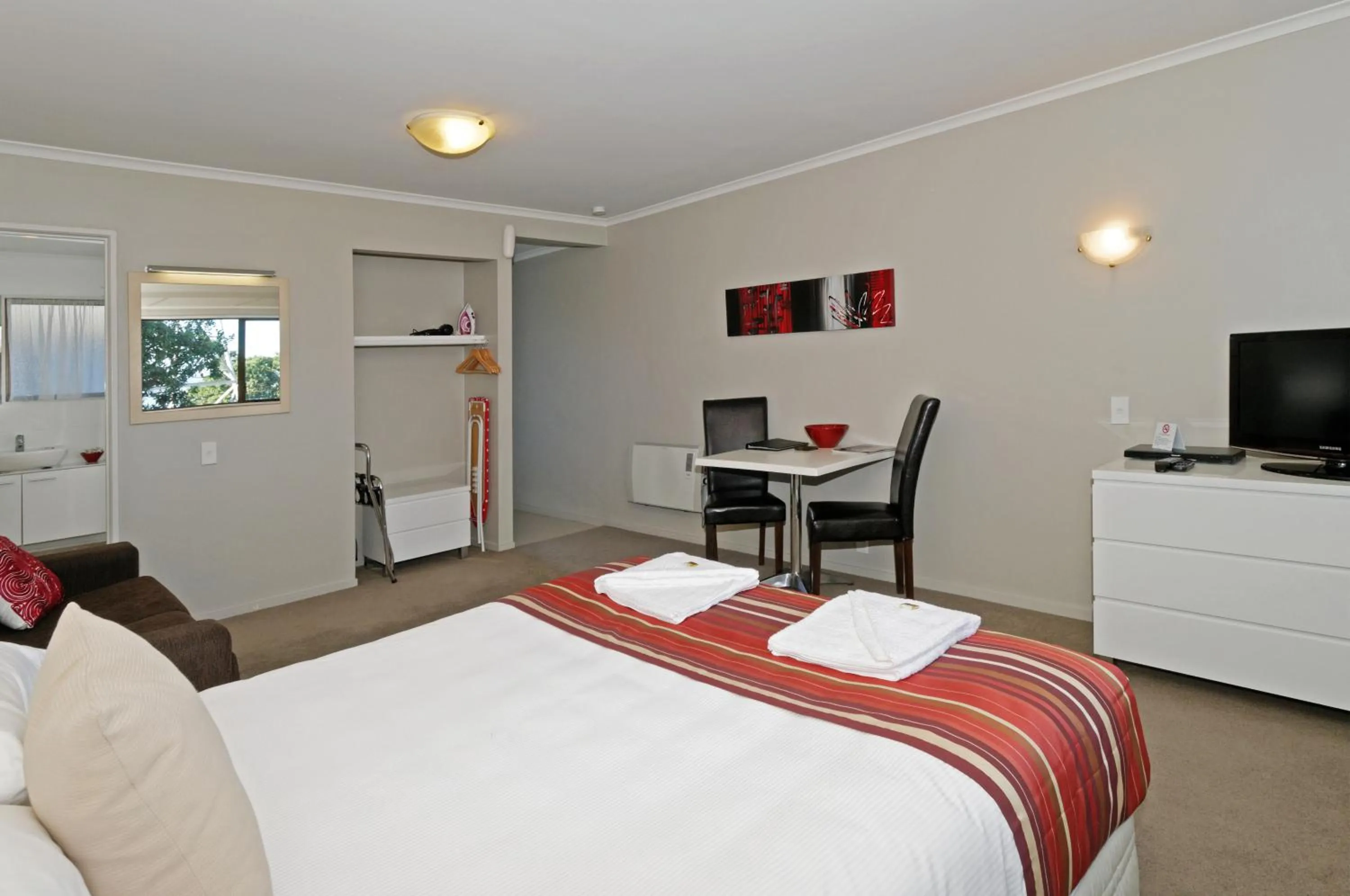 Photo of the whole room, Bed in Airport Harbour Motel