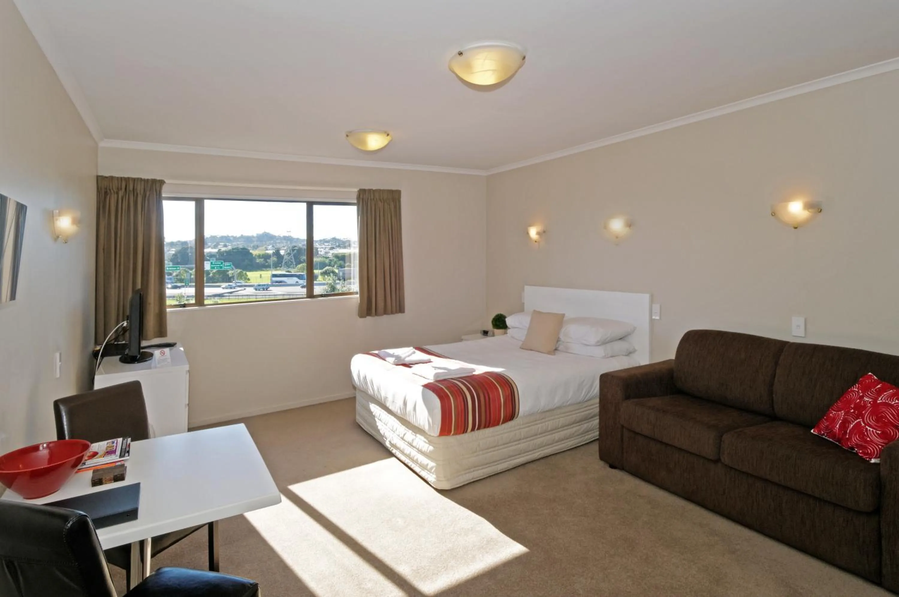 Day, Bed in Airport Harbour Motel