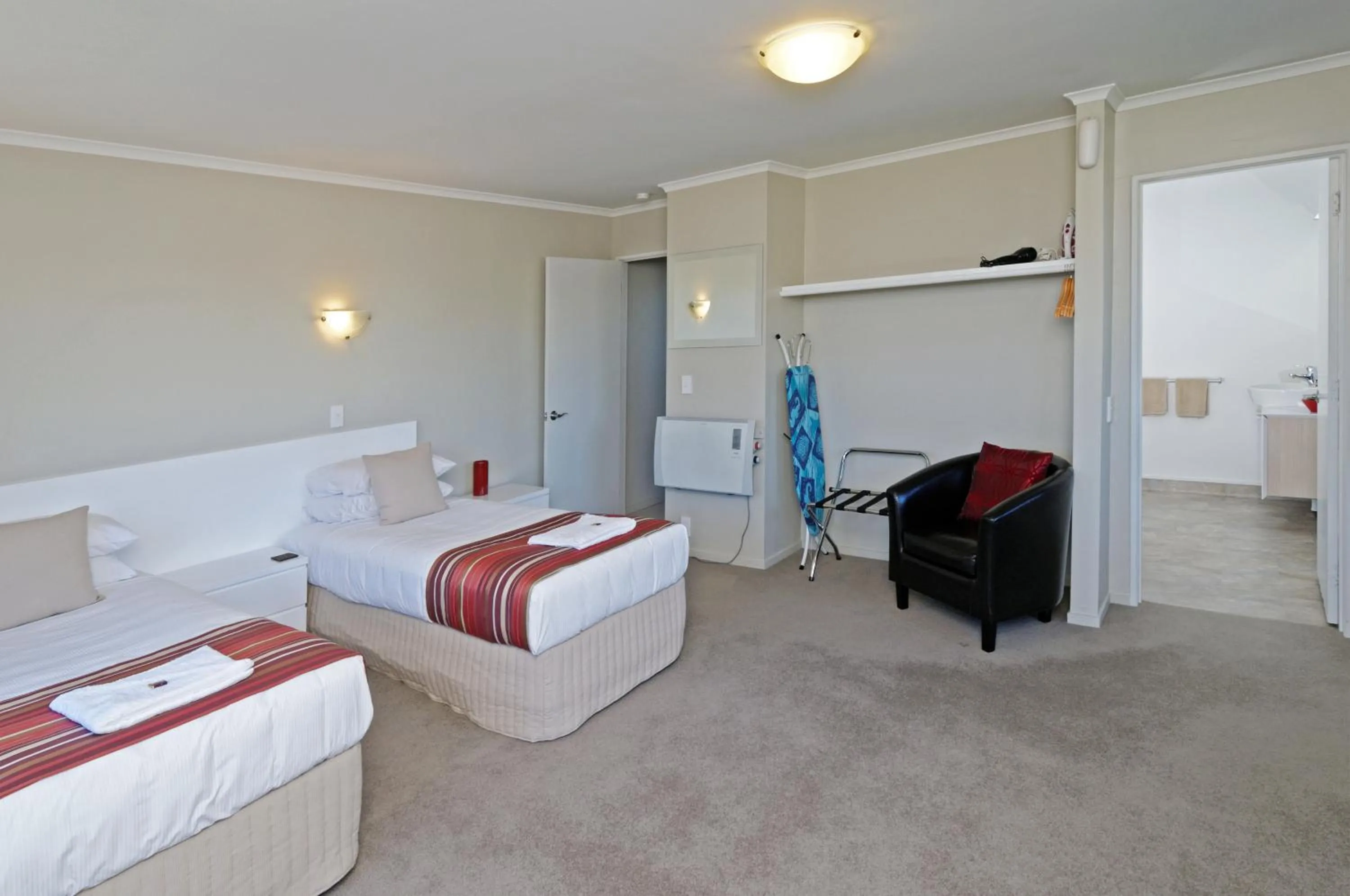 Photo of the whole room, Bed in Airport Harbour Motel