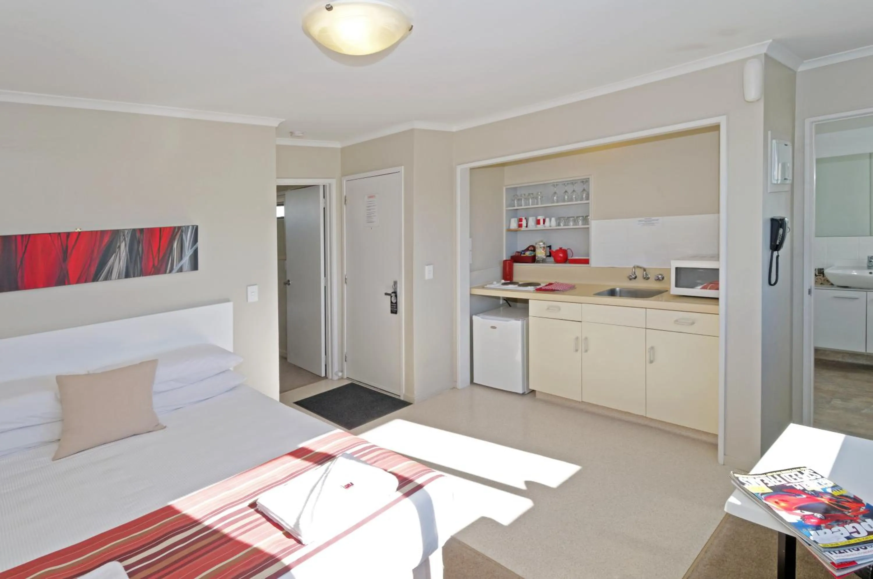 Photo of the whole room in Airport Harbour Motel