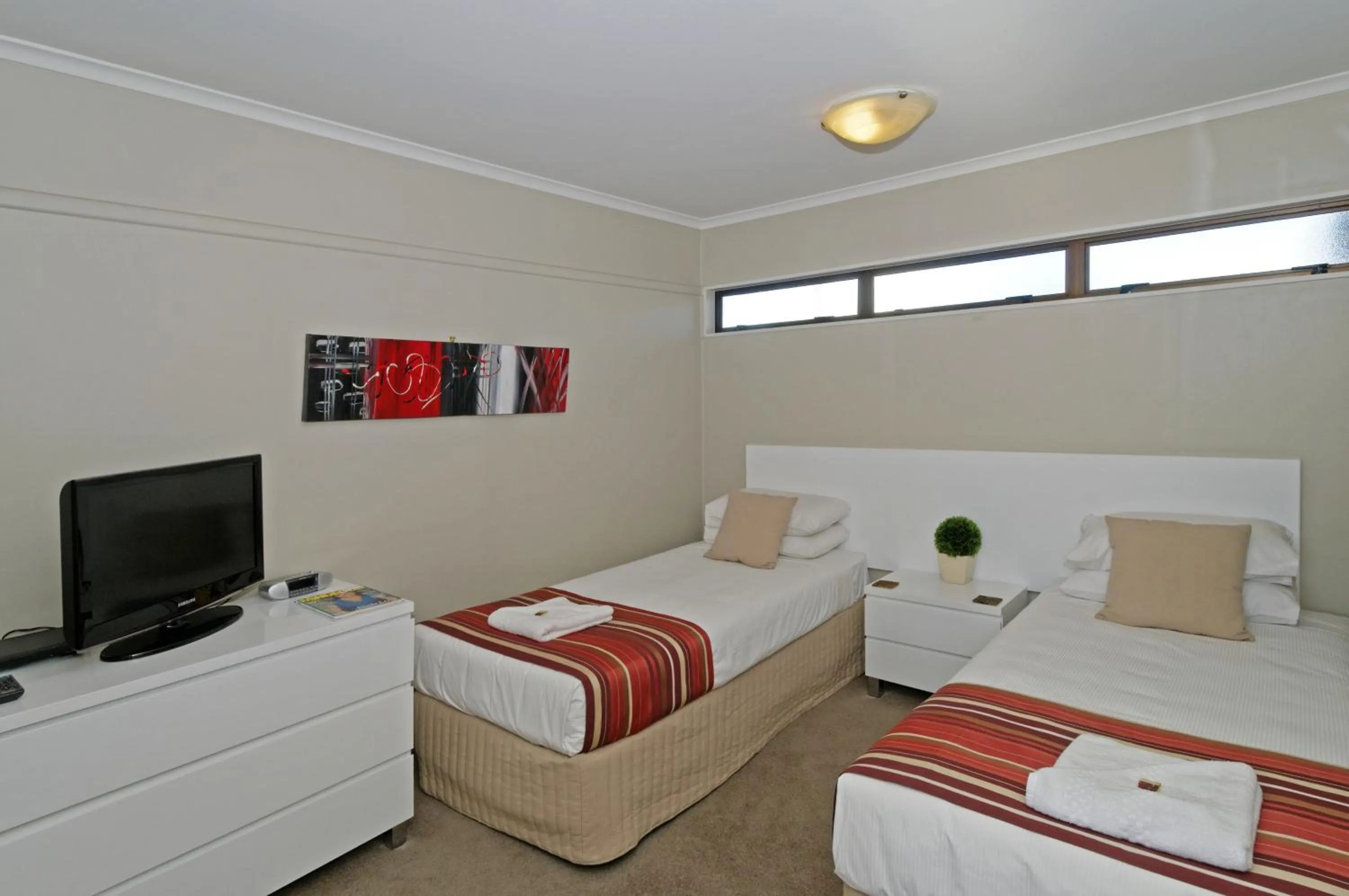 Day, Bed in Airport Harbour Motel