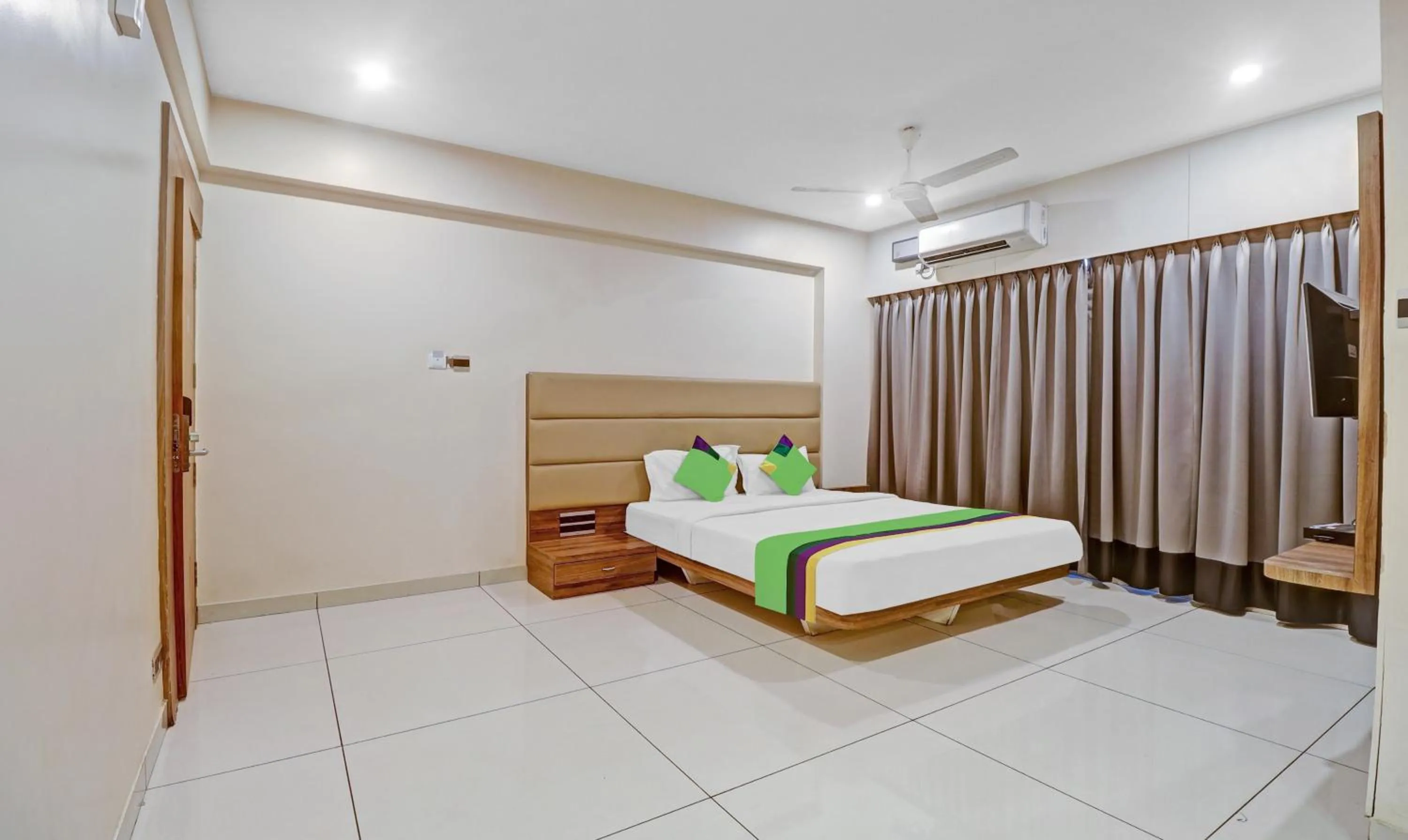 Bed in Treebo Silver Key, Marathahalli