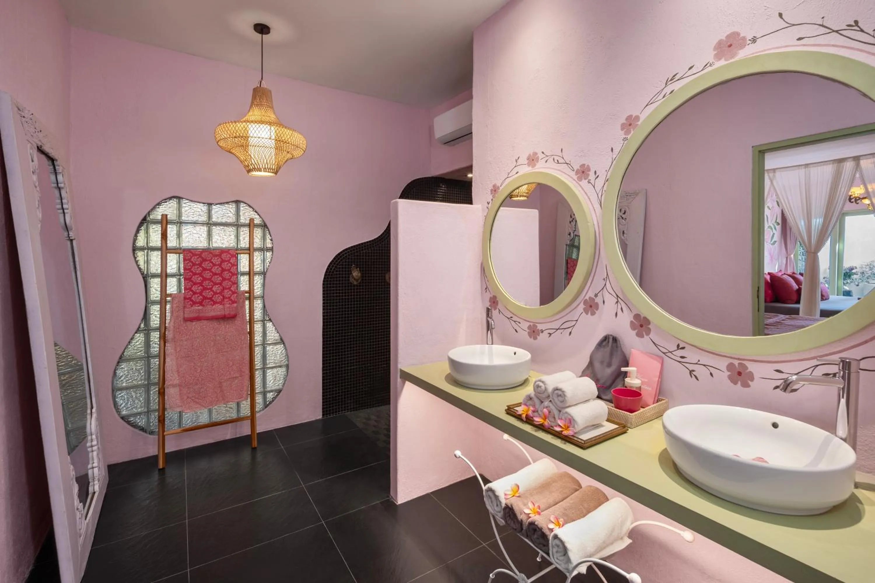 PinkCoco Uluwatu - Constant Surprises & for Cool Adults Only