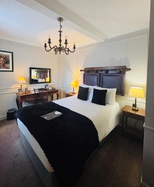 Bed in The Coleshill by Greene King Inns