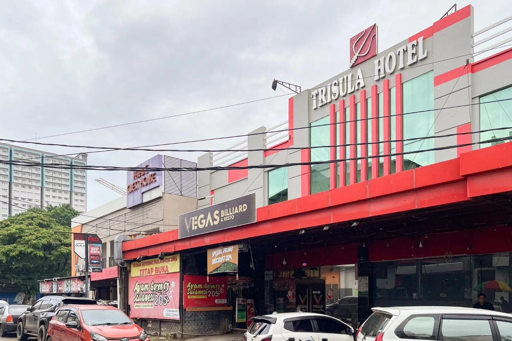 Facade/entrance in Urbanview Trisula Hotel Makassar