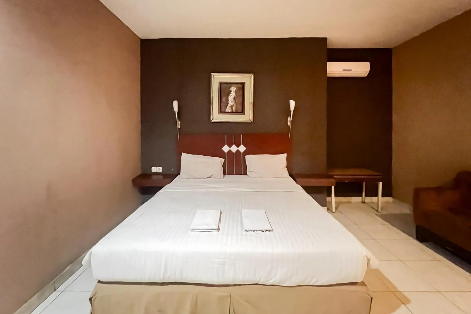 Bedroom, Bed in Urbanview Trisula Hotel Makassar