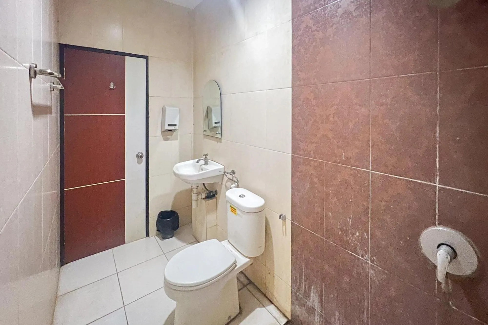 Bathroom in Urbanview Trisula Hotel Makassar