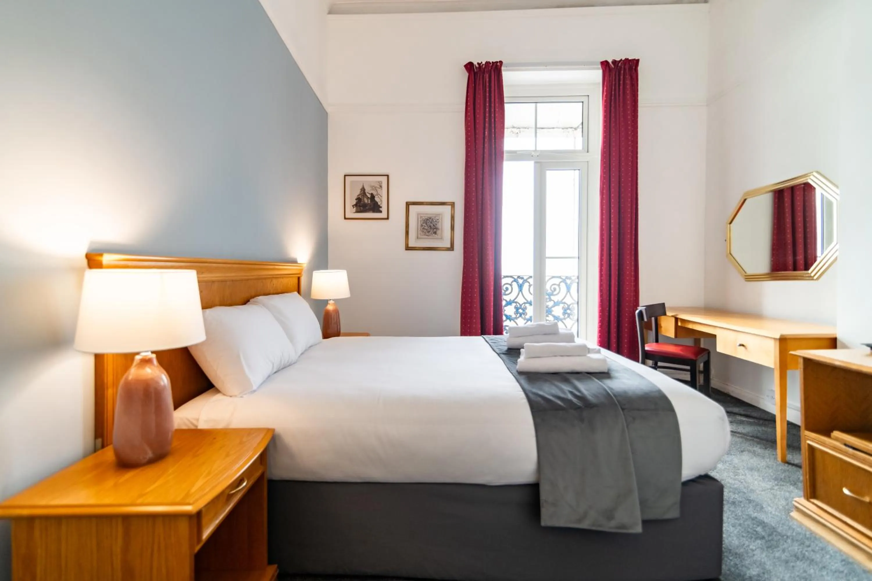 Photo of the whole room, Bed in The Southcliff Hotel