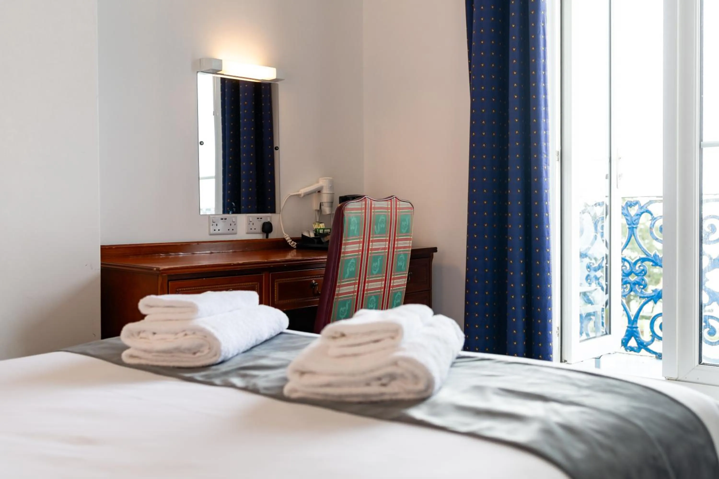 Photo of the whole room, Bed in The Southcliff Hotel