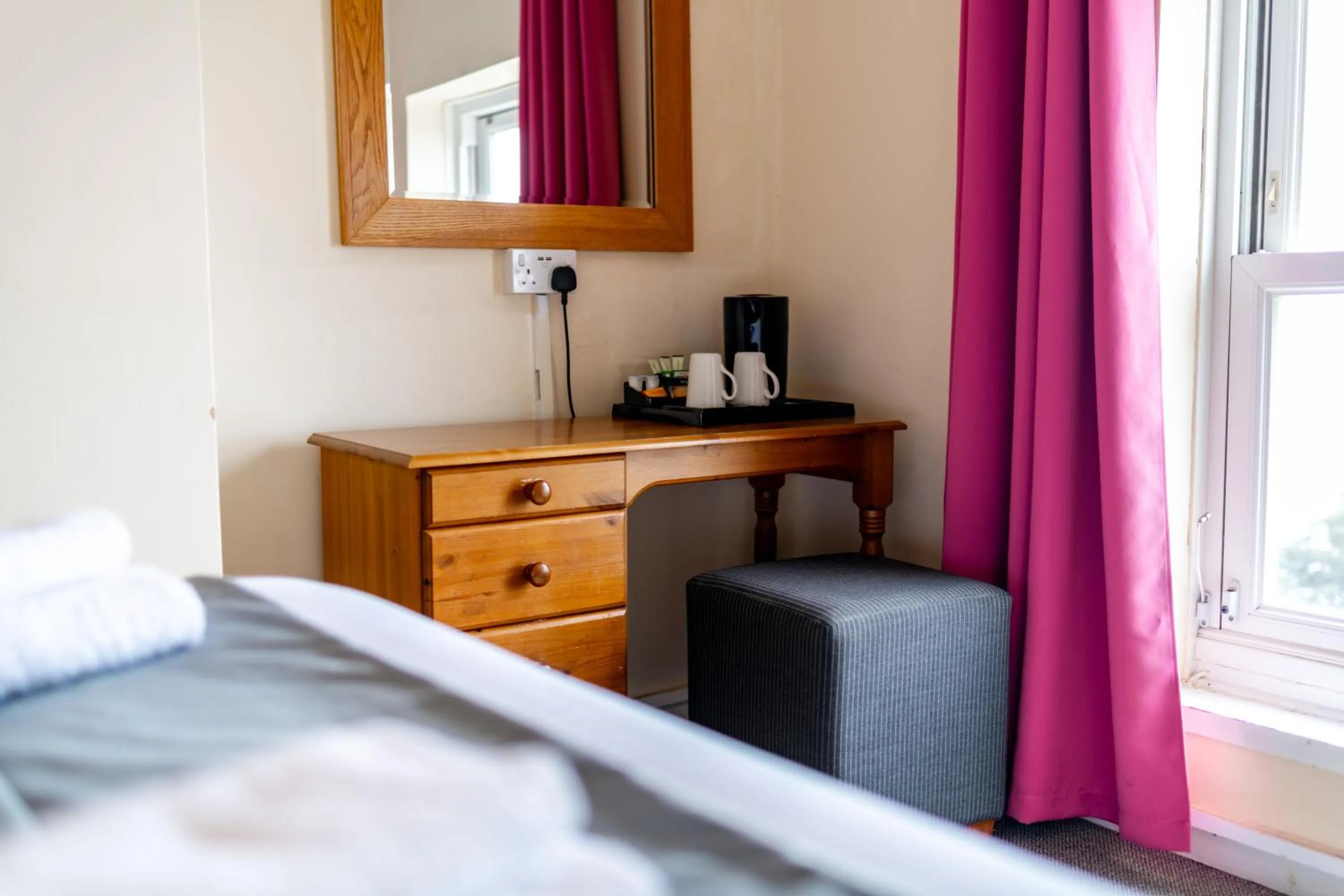 hair dresser, Bed in The Southcliff Hotel