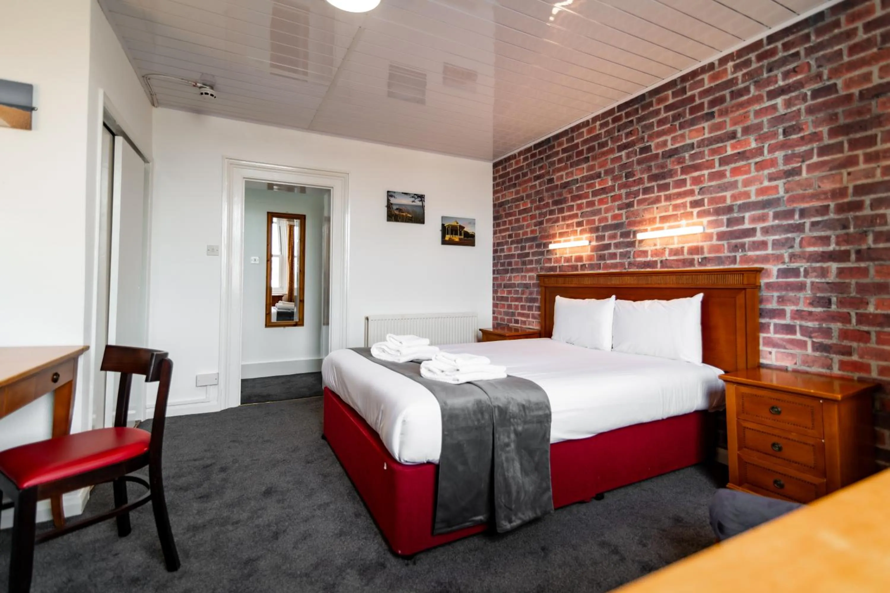 Photo of the whole room, Bed in The Southcliff Hotel