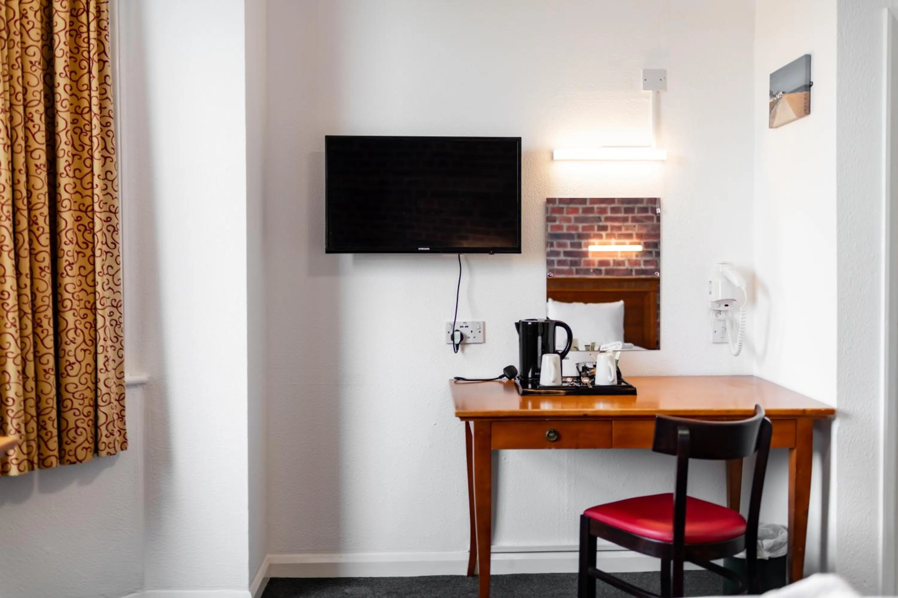 TV and multimedia in The Southcliff Hotel