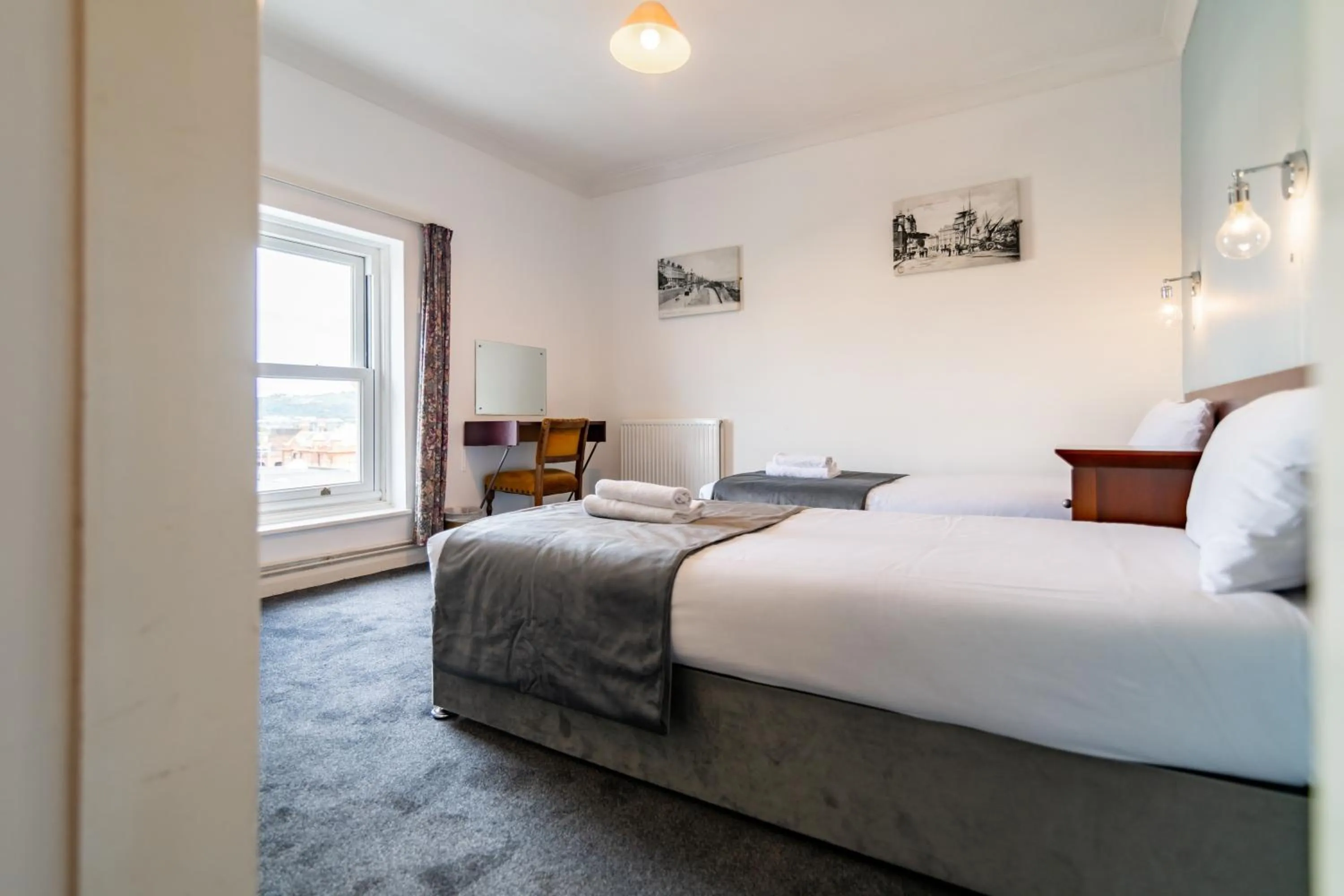 Photo of the whole room, Bed in The Southcliff Hotel