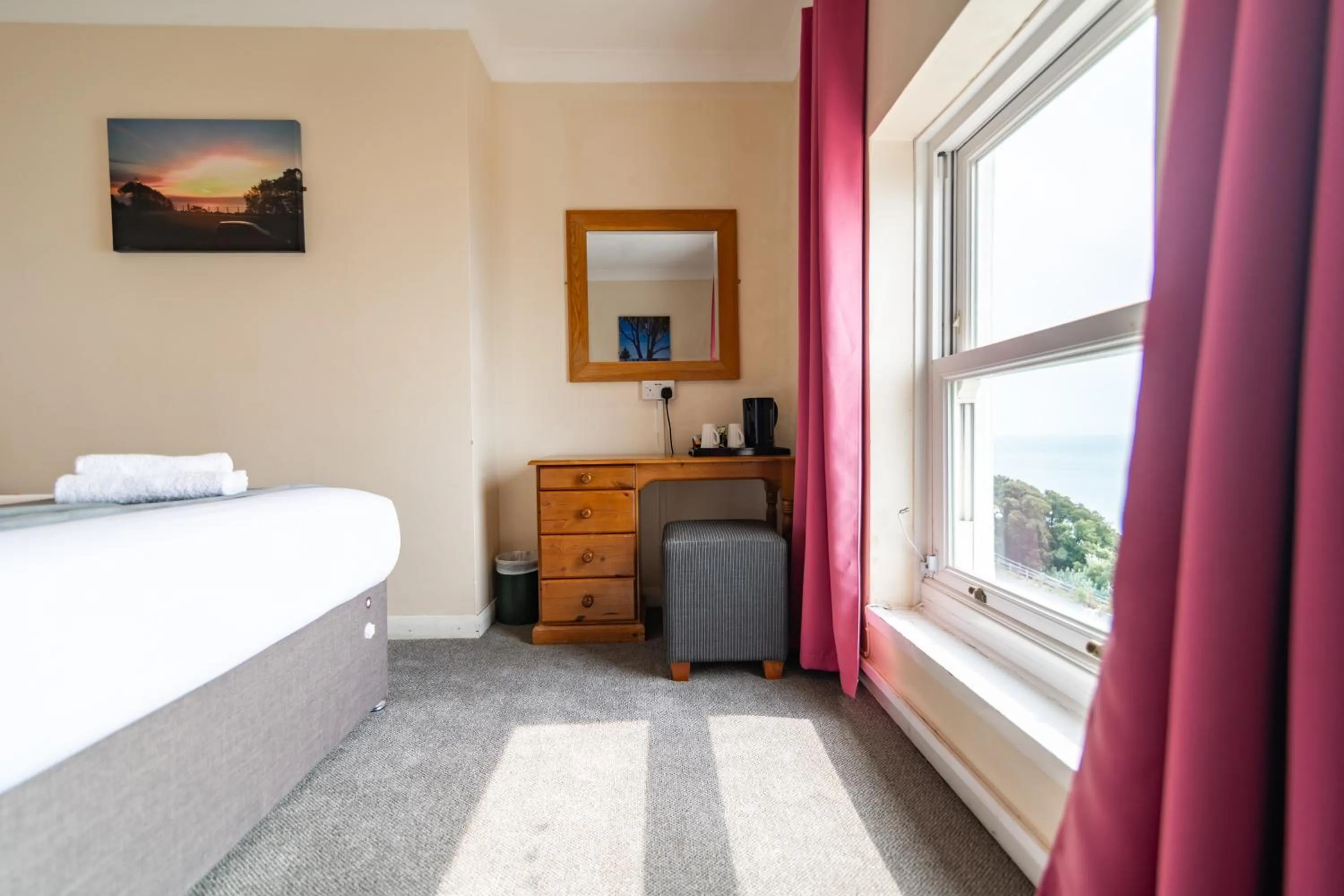 Photo of the whole room, Bed in The Southcliff Hotel