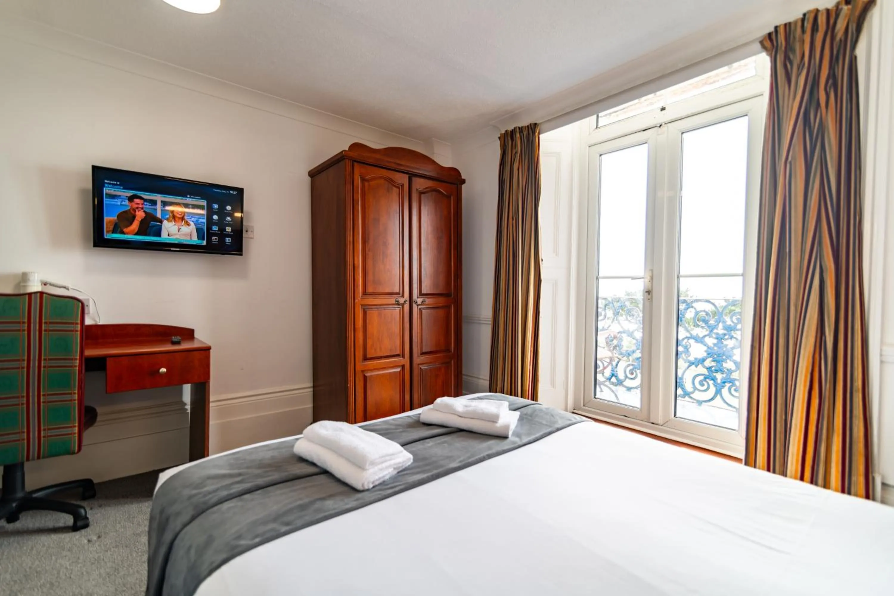 Bedroom, Bed in The Southcliff Hotel