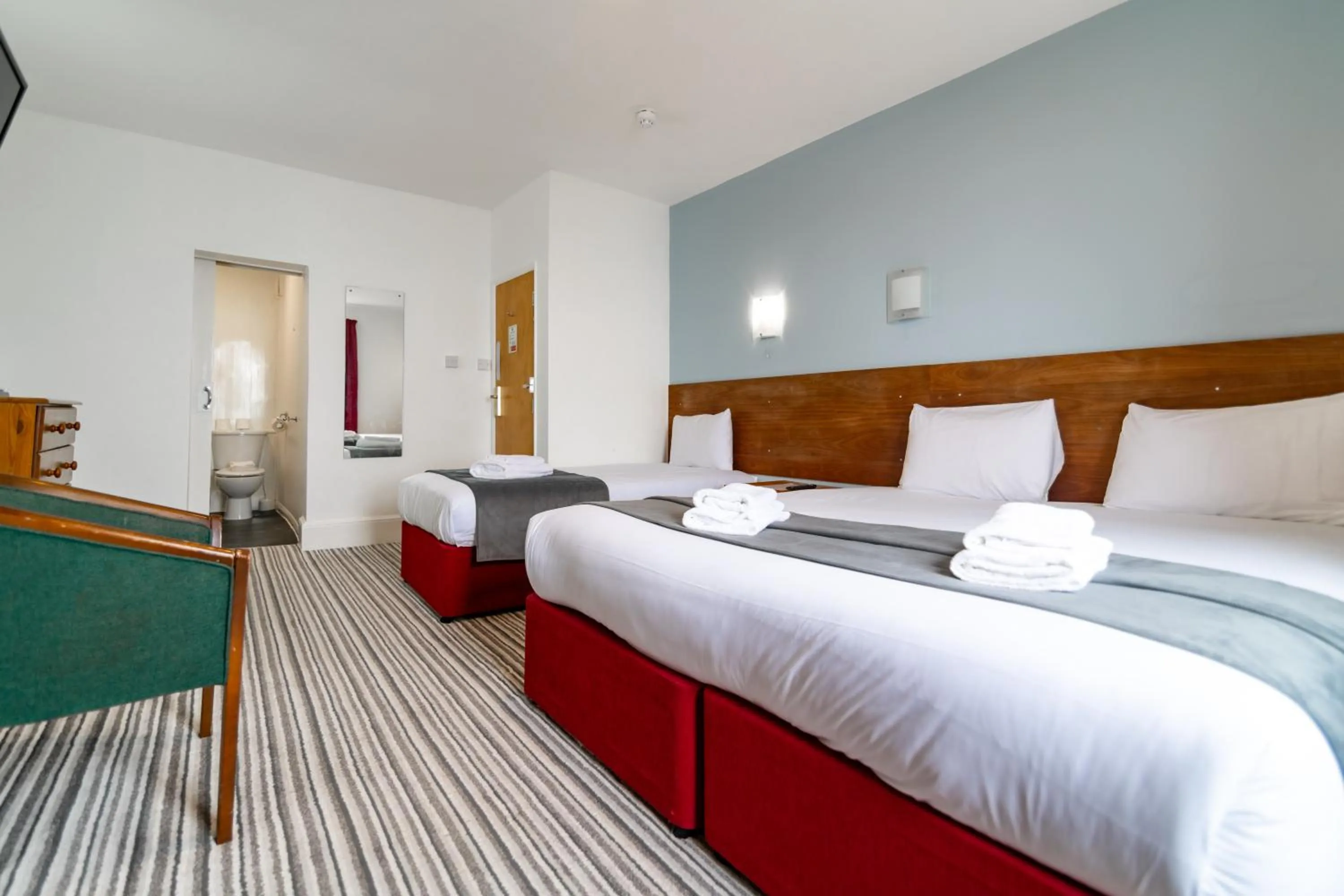 Photo of the whole room, Bed in The Southcliff Hotel