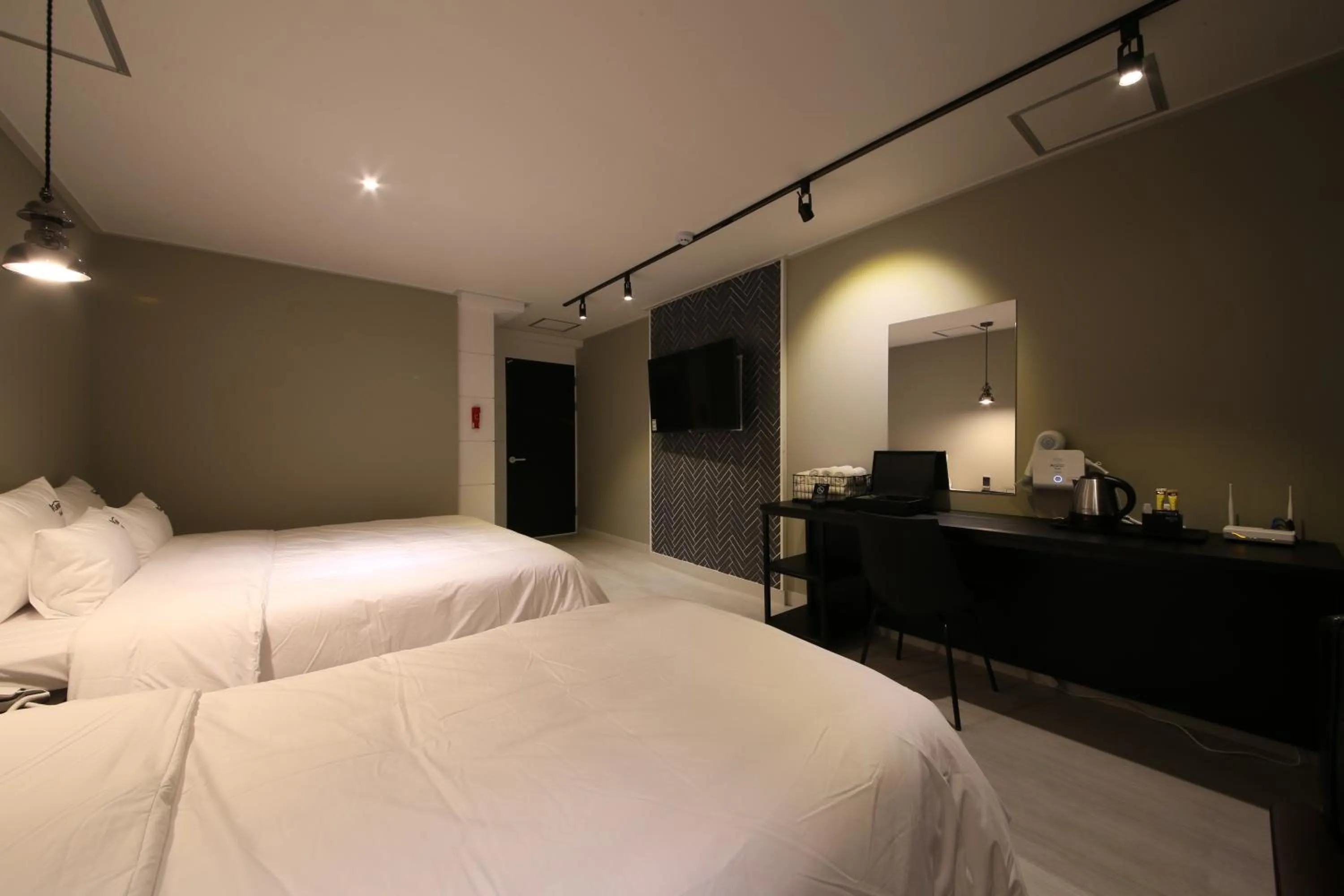 almond hotel Gupo station