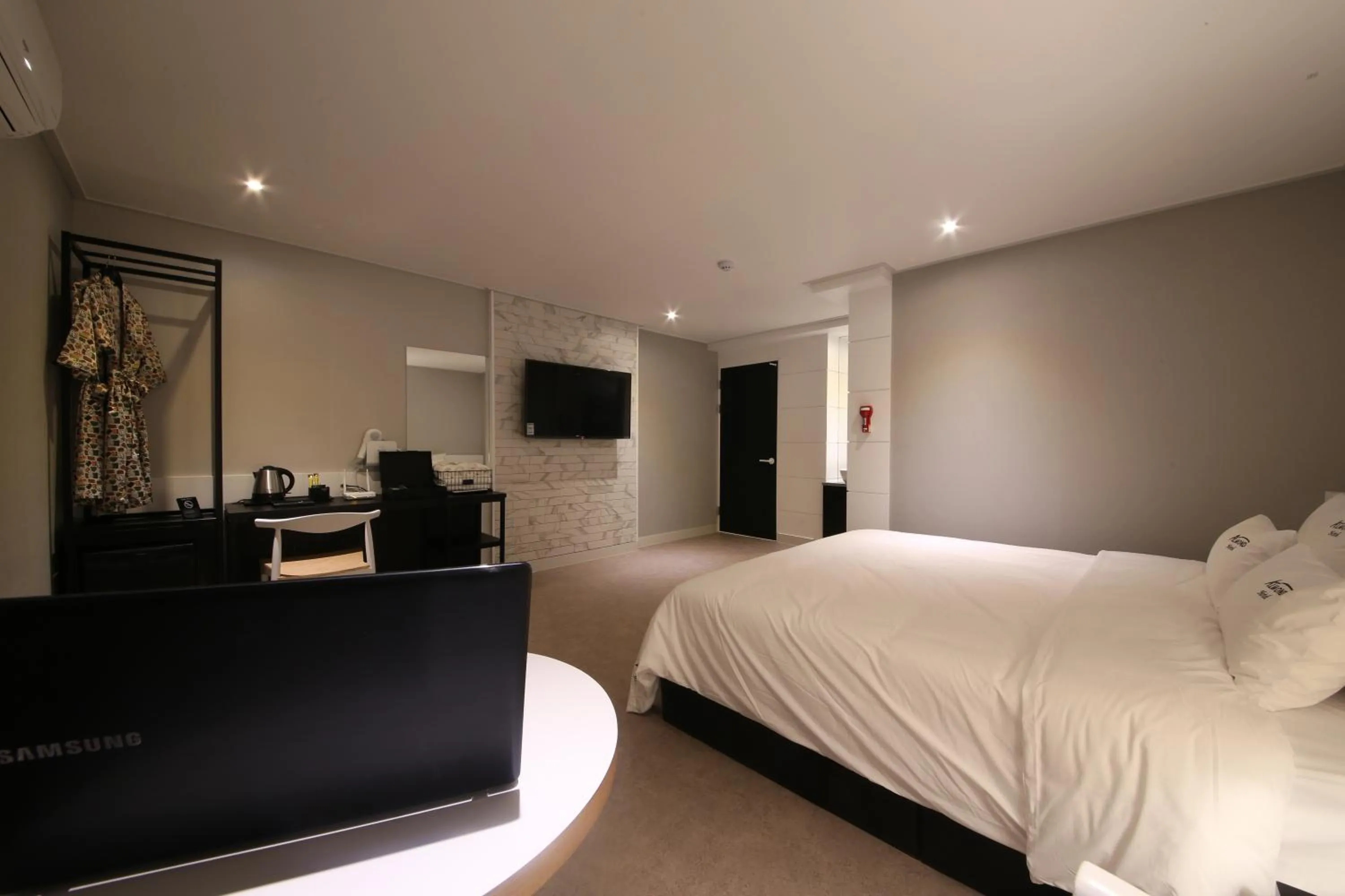 almond hotel Gupo station