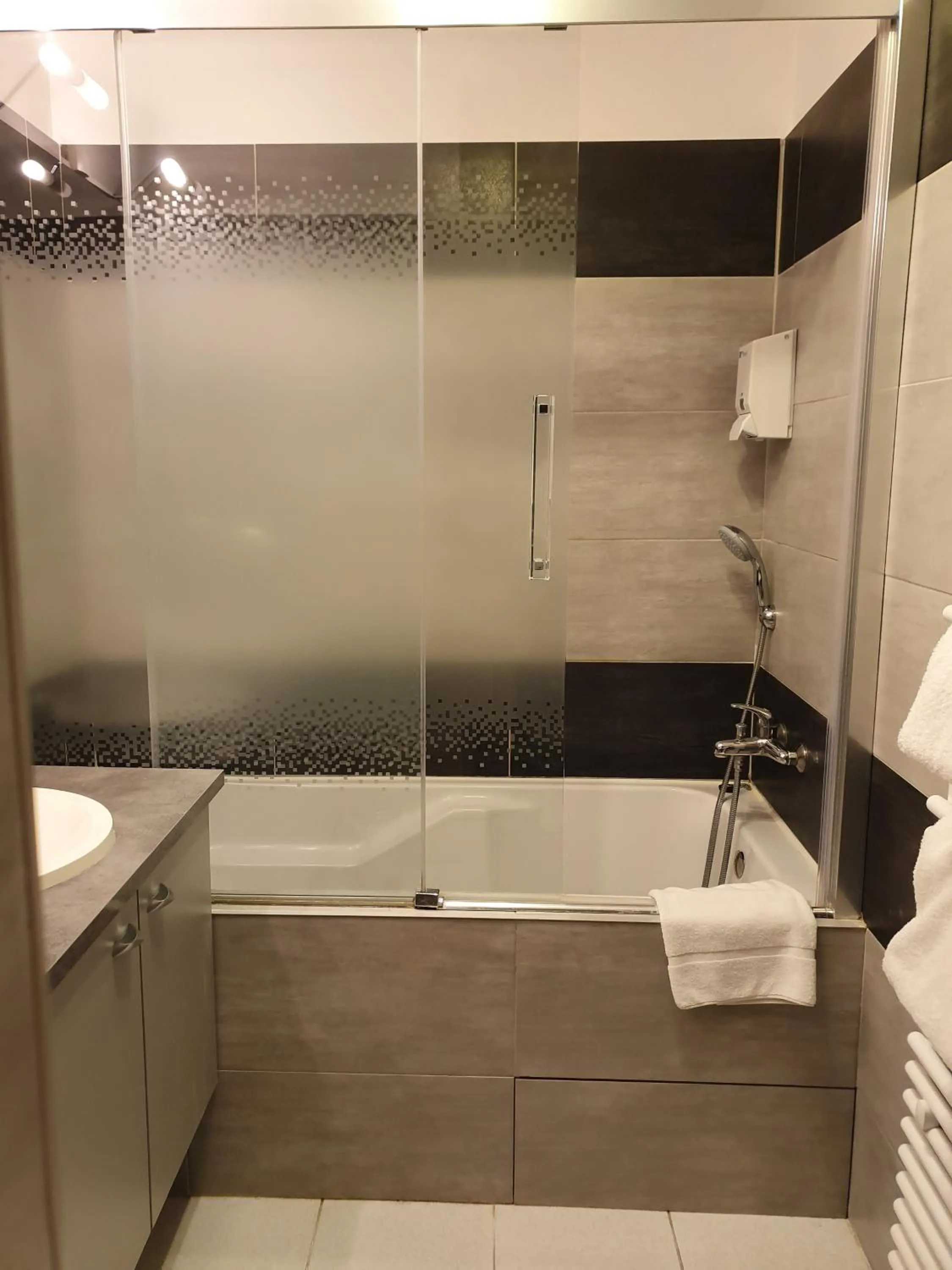 Bathroom in Hôtel Saint Louis