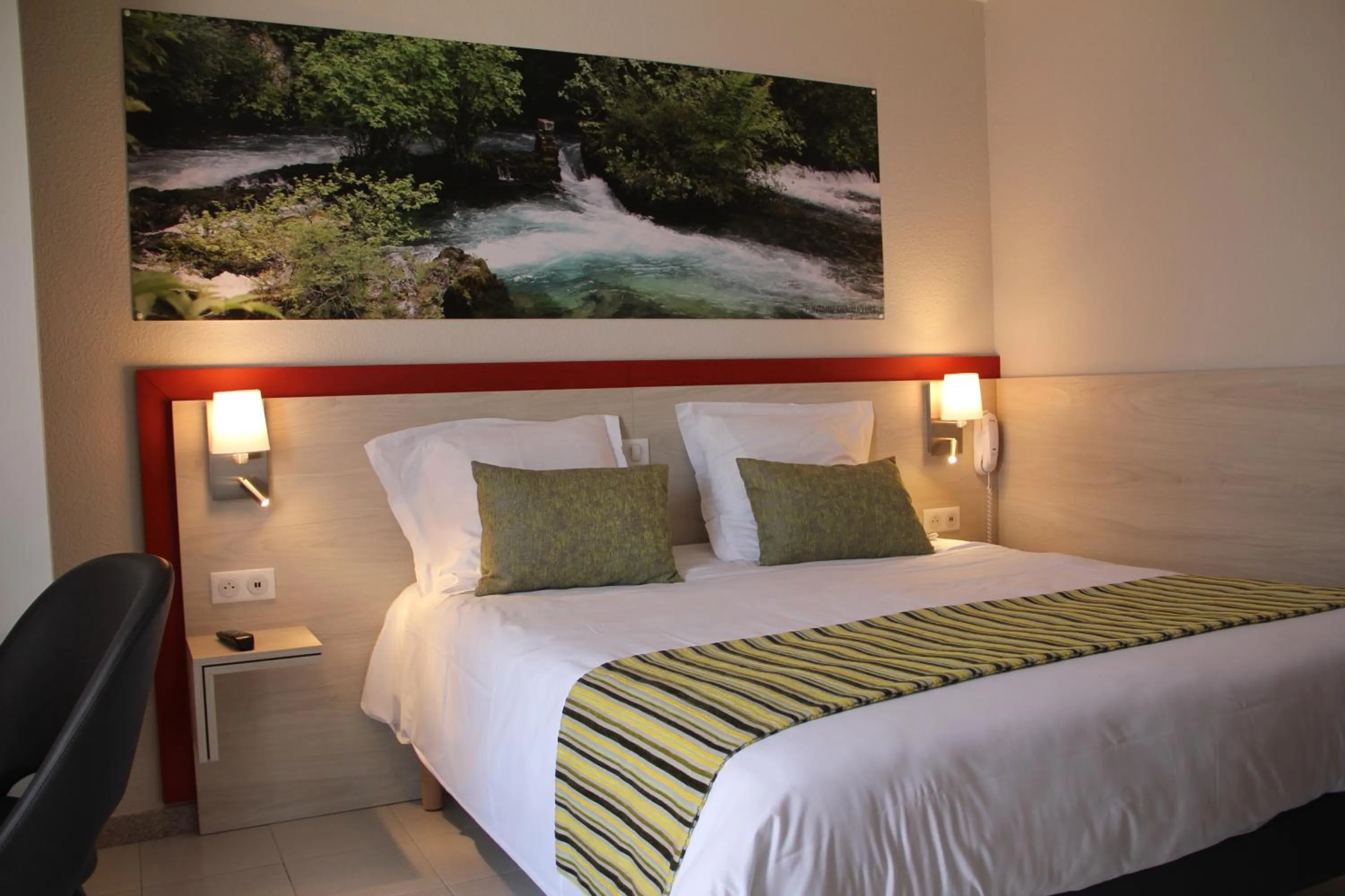 Photo of the whole room, Bed in Hôtel Saint Louis