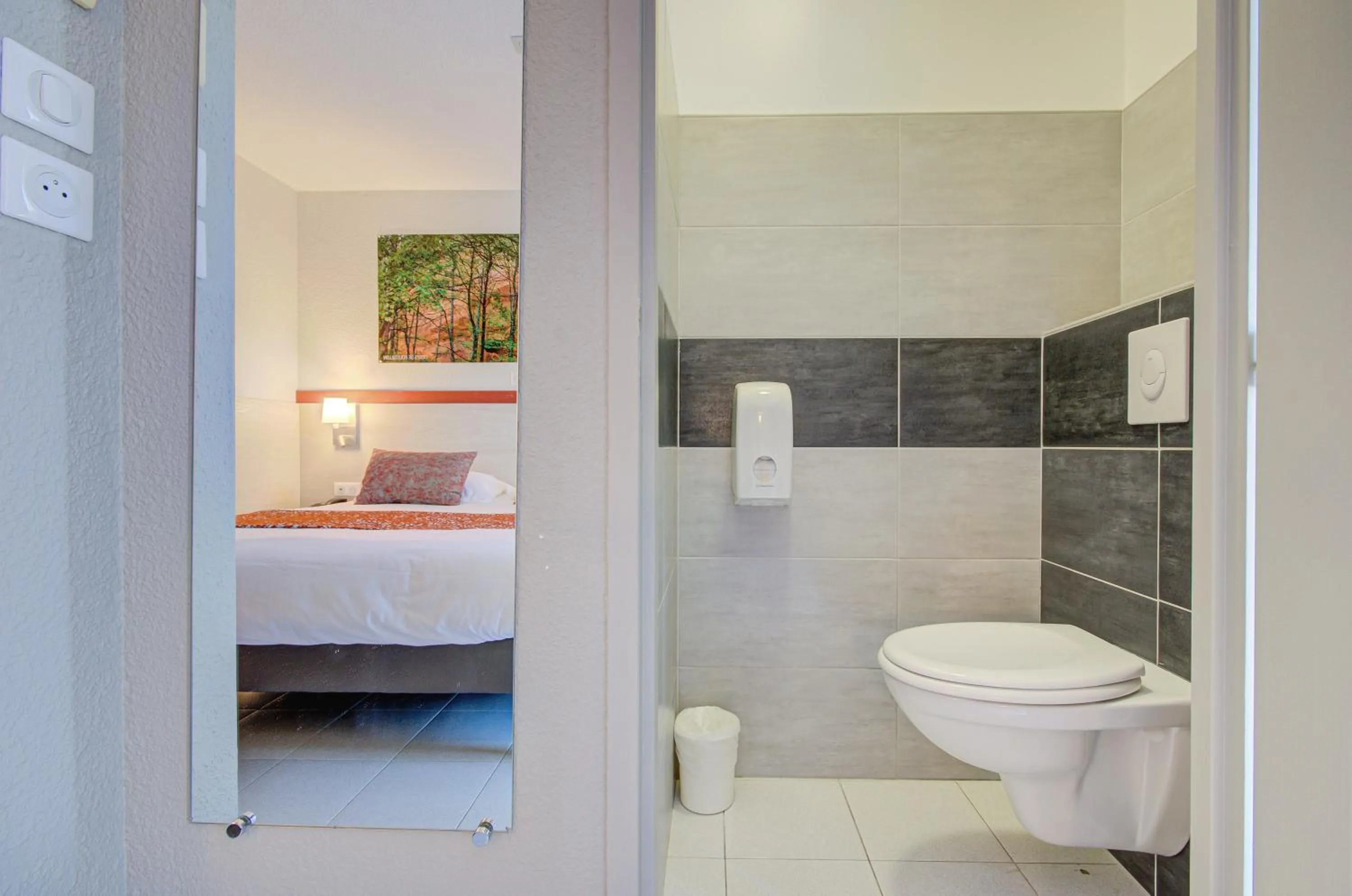 Toilet in Hôtel Saint Louis