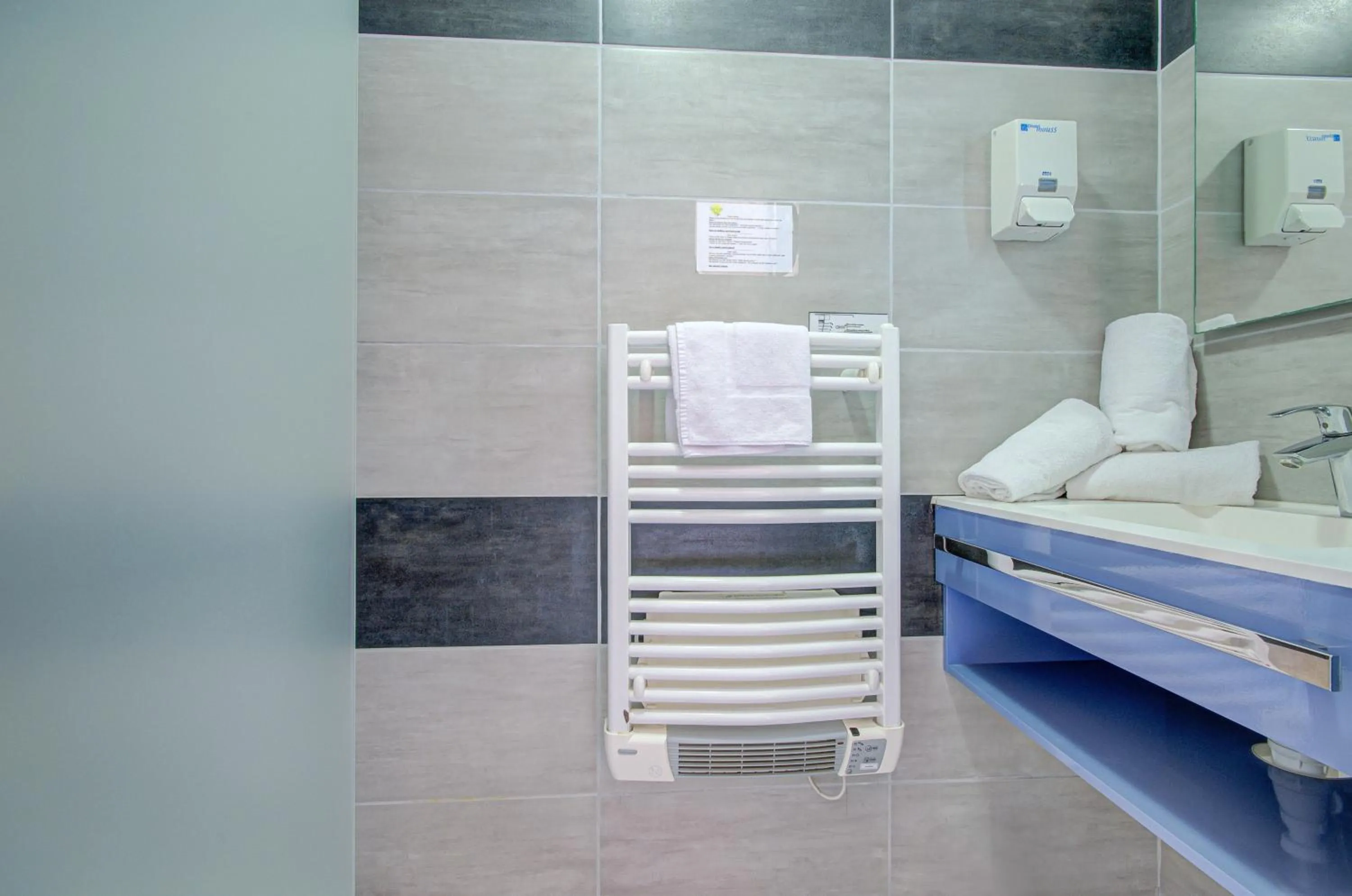 Bathroom, Bed in Hôtel Saint Louis