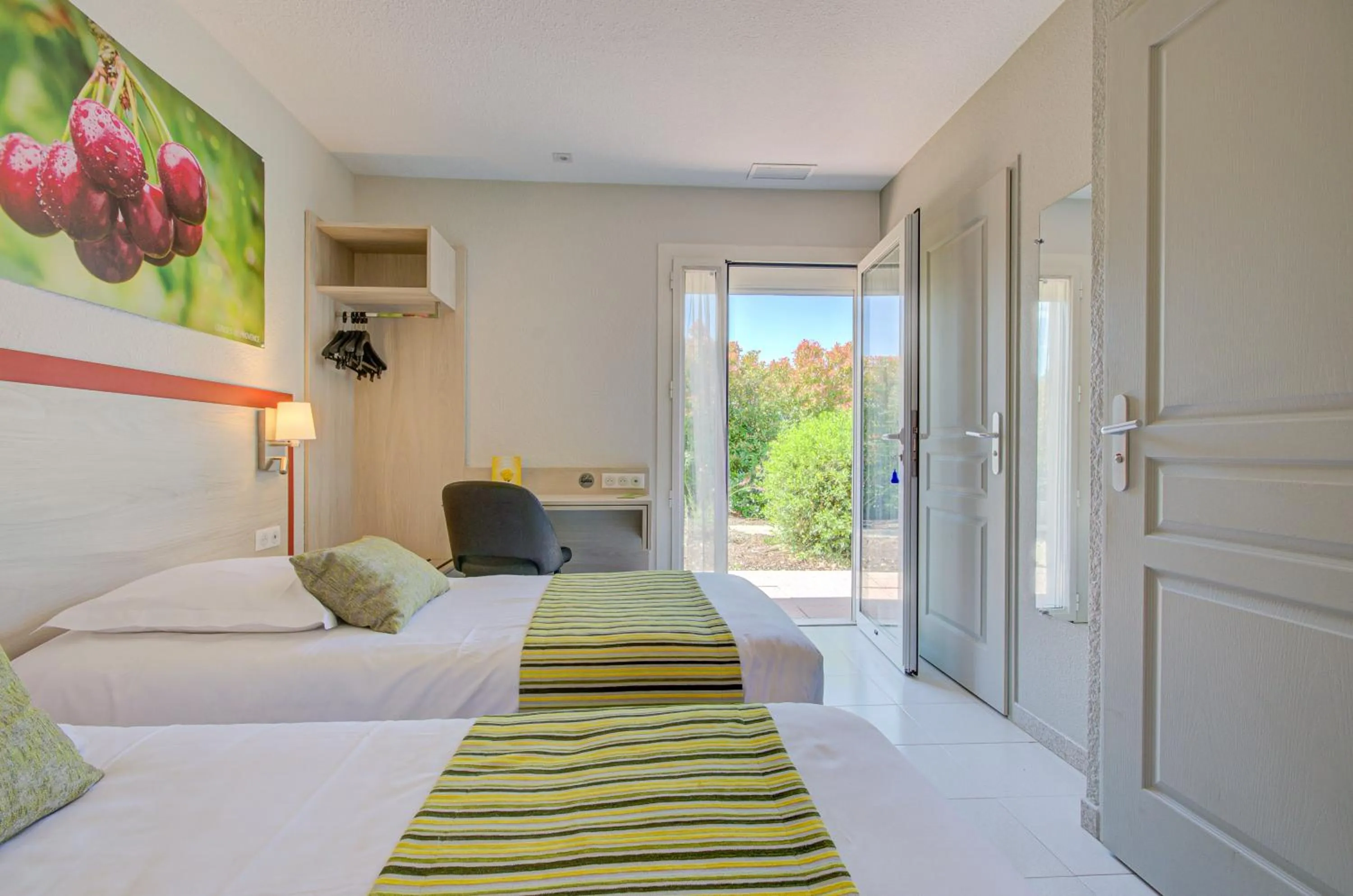 Garden view, Bed in Hôtel Saint Louis