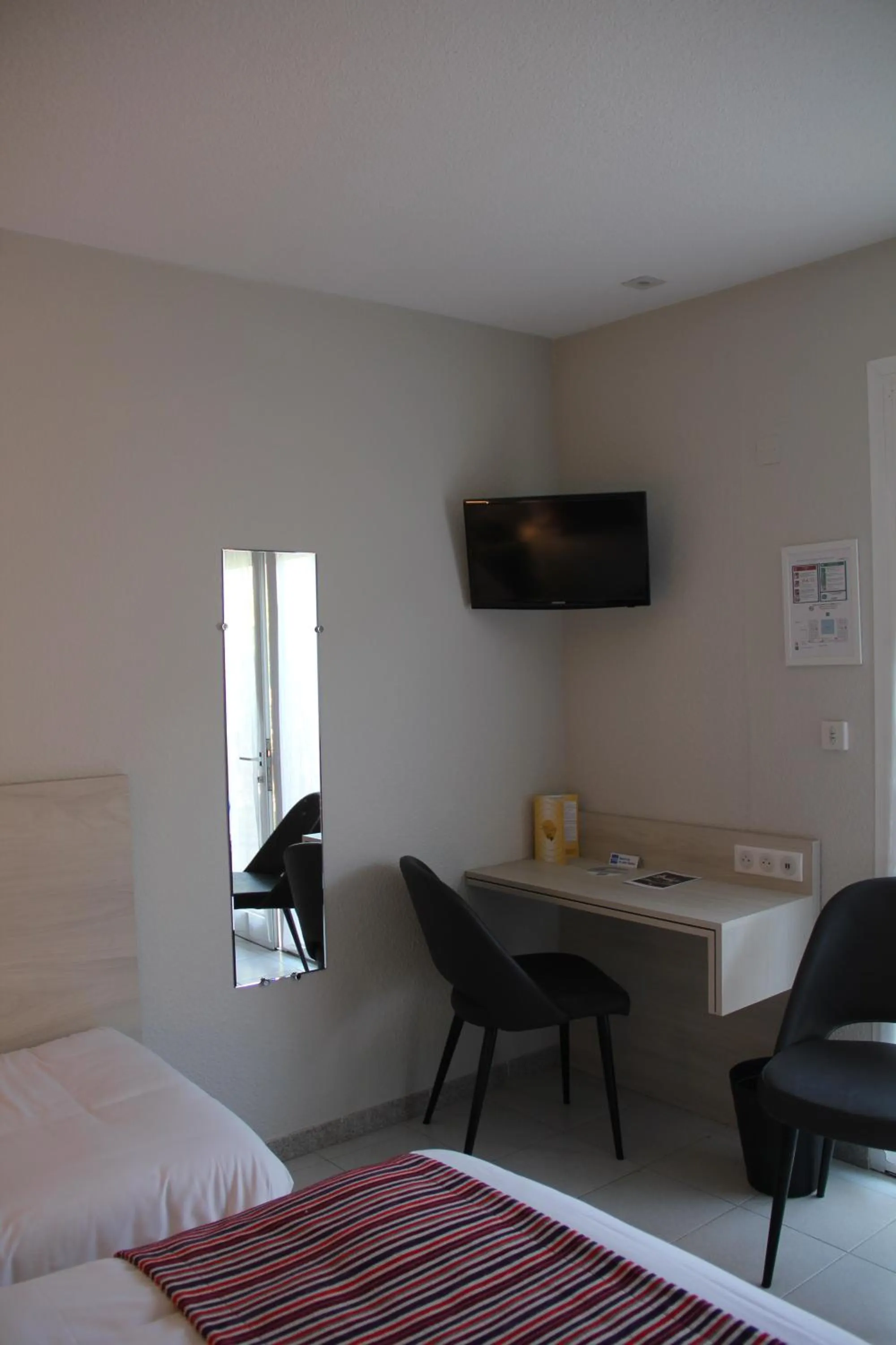 Photo of the whole room, Bed in Hôtel Saint Louis