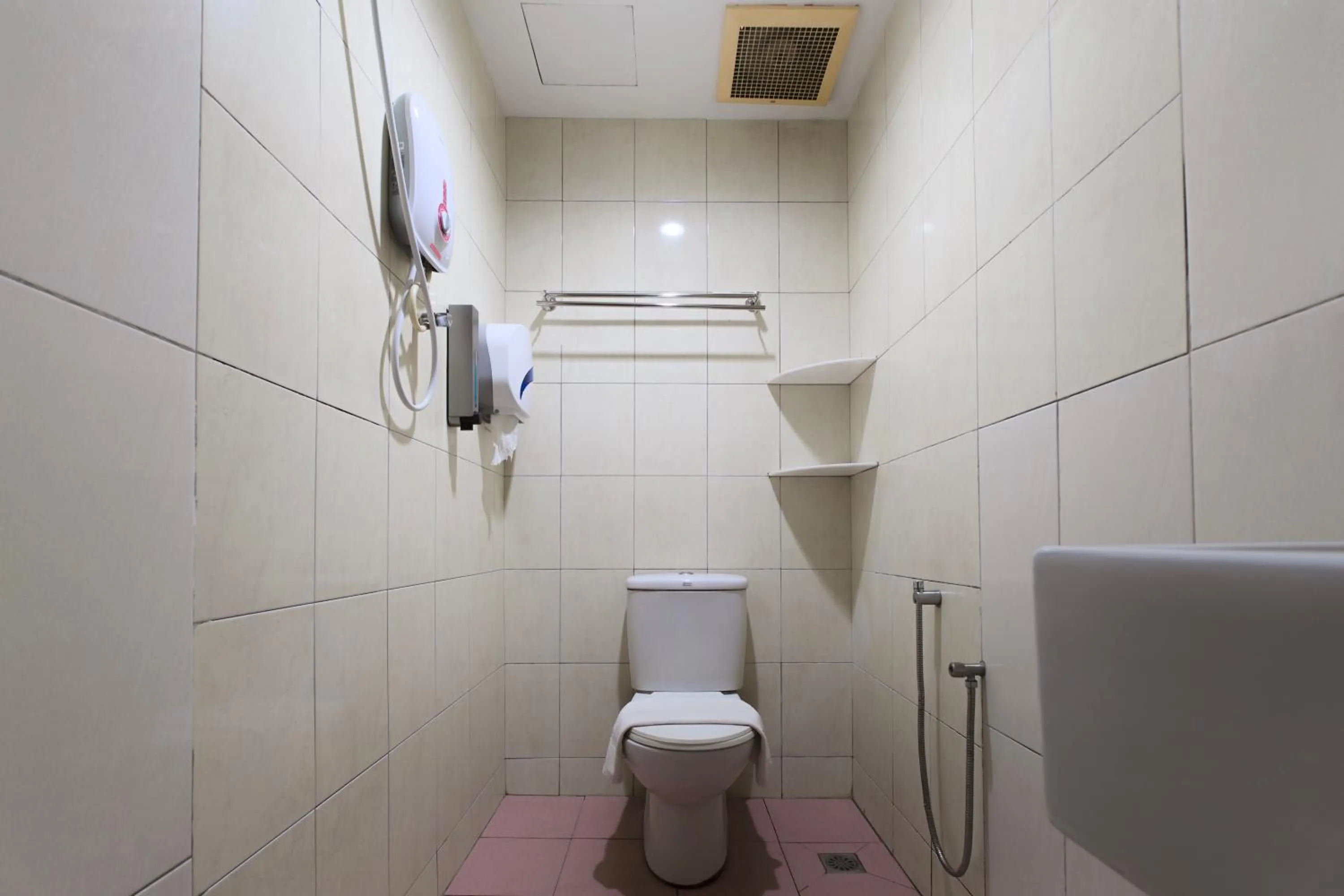 Toilet in T Hotel Tandop