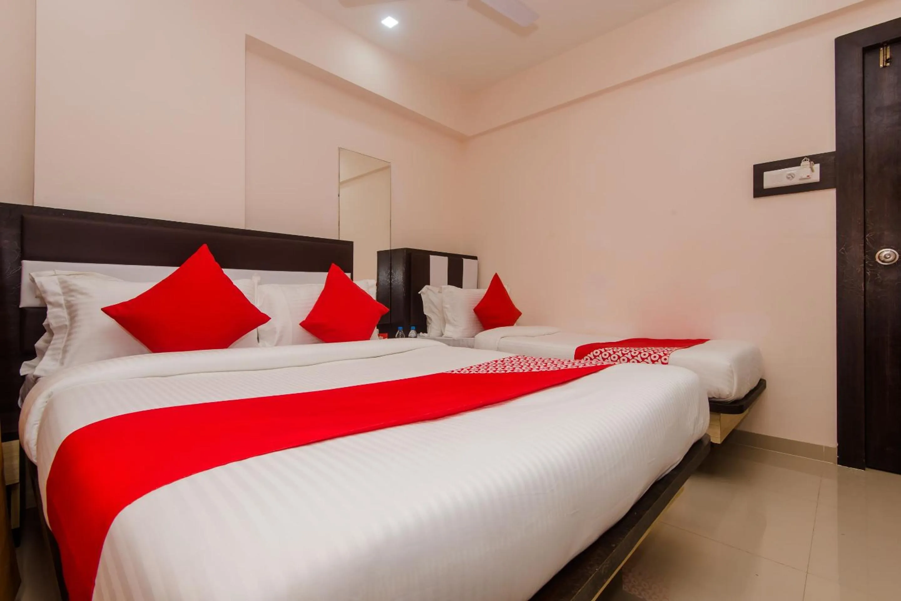 Bedroom, Bed in OYO 13511 Hotel Gems