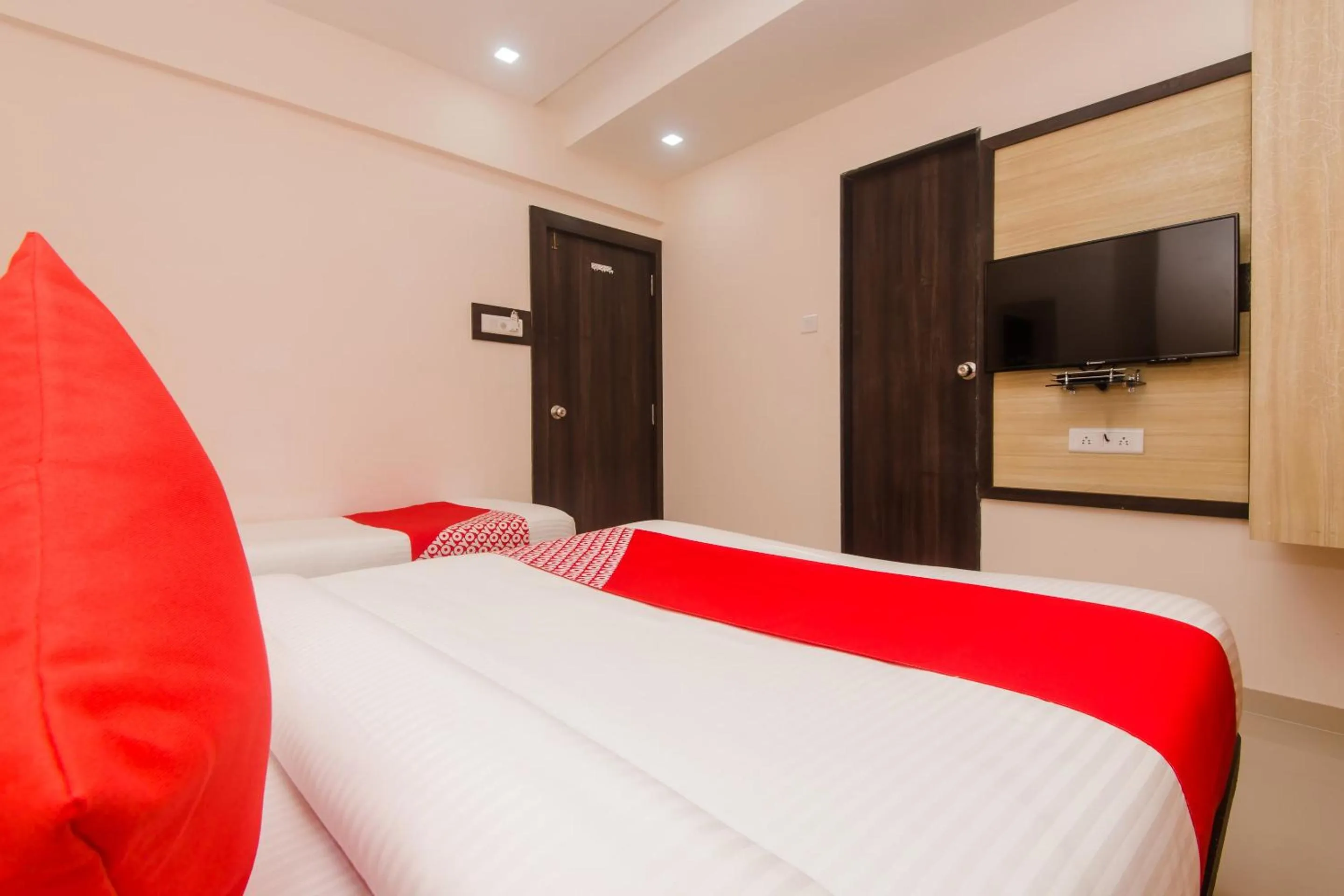 Bedroom, Bed in OYO 13511 Hotel Gems