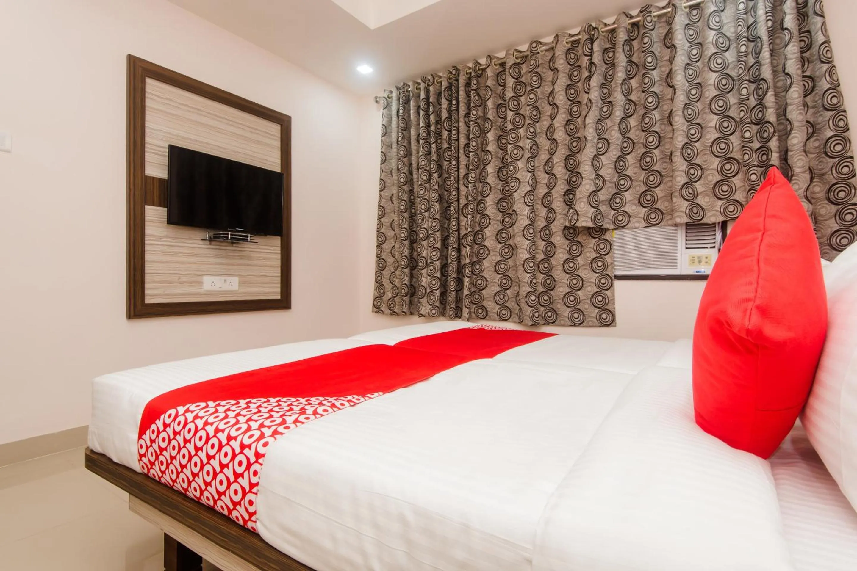 Bedroom, Bed in OYO 13511 Hotel Gems