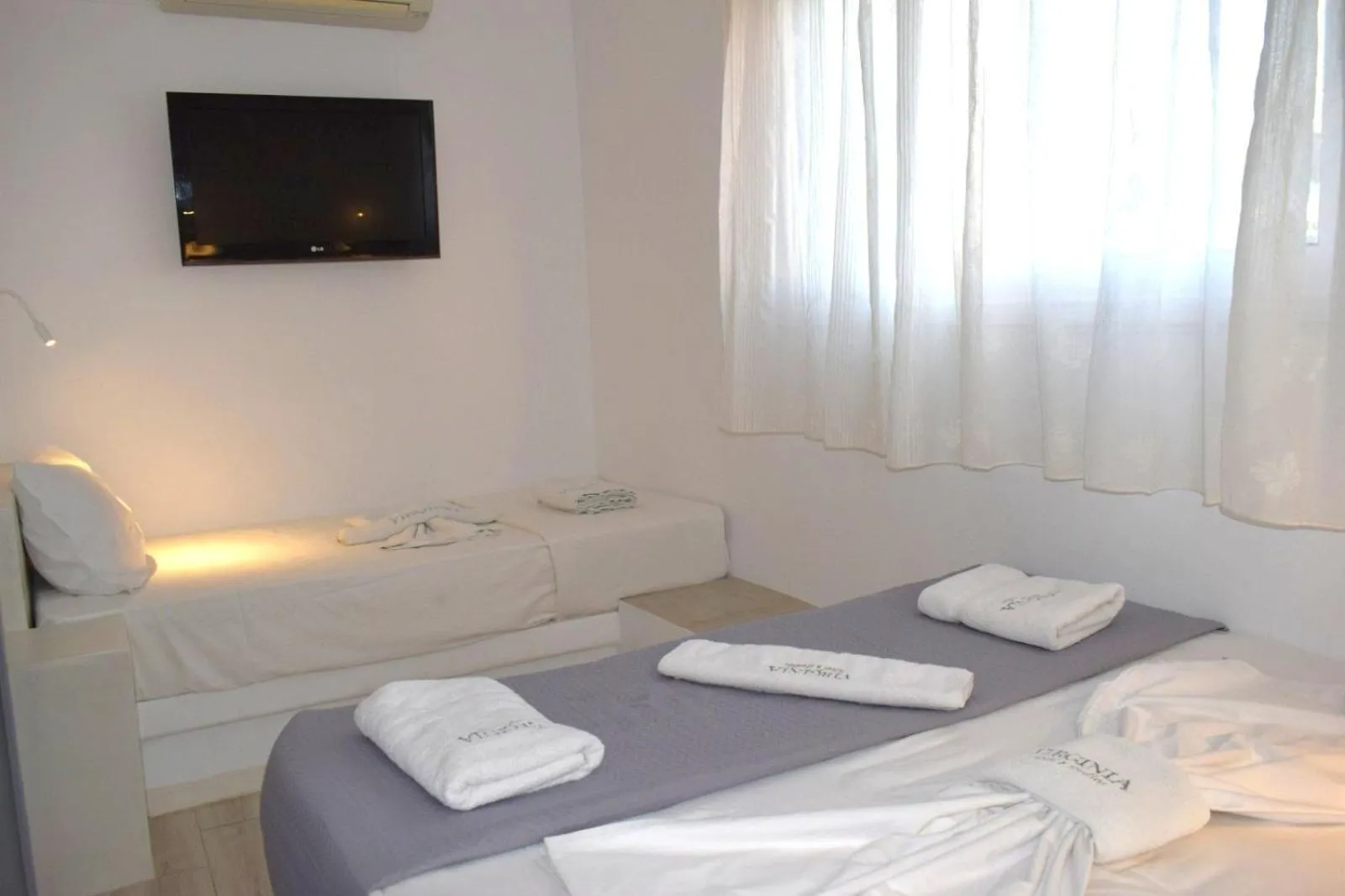 Bed in Virginia Rooms