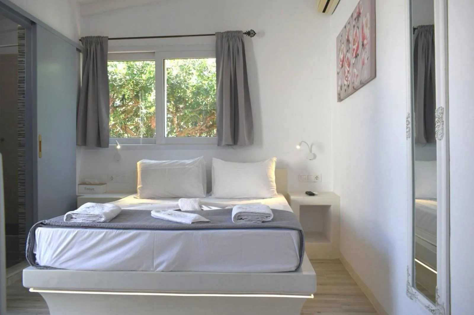 Bed in Virginia Rooms