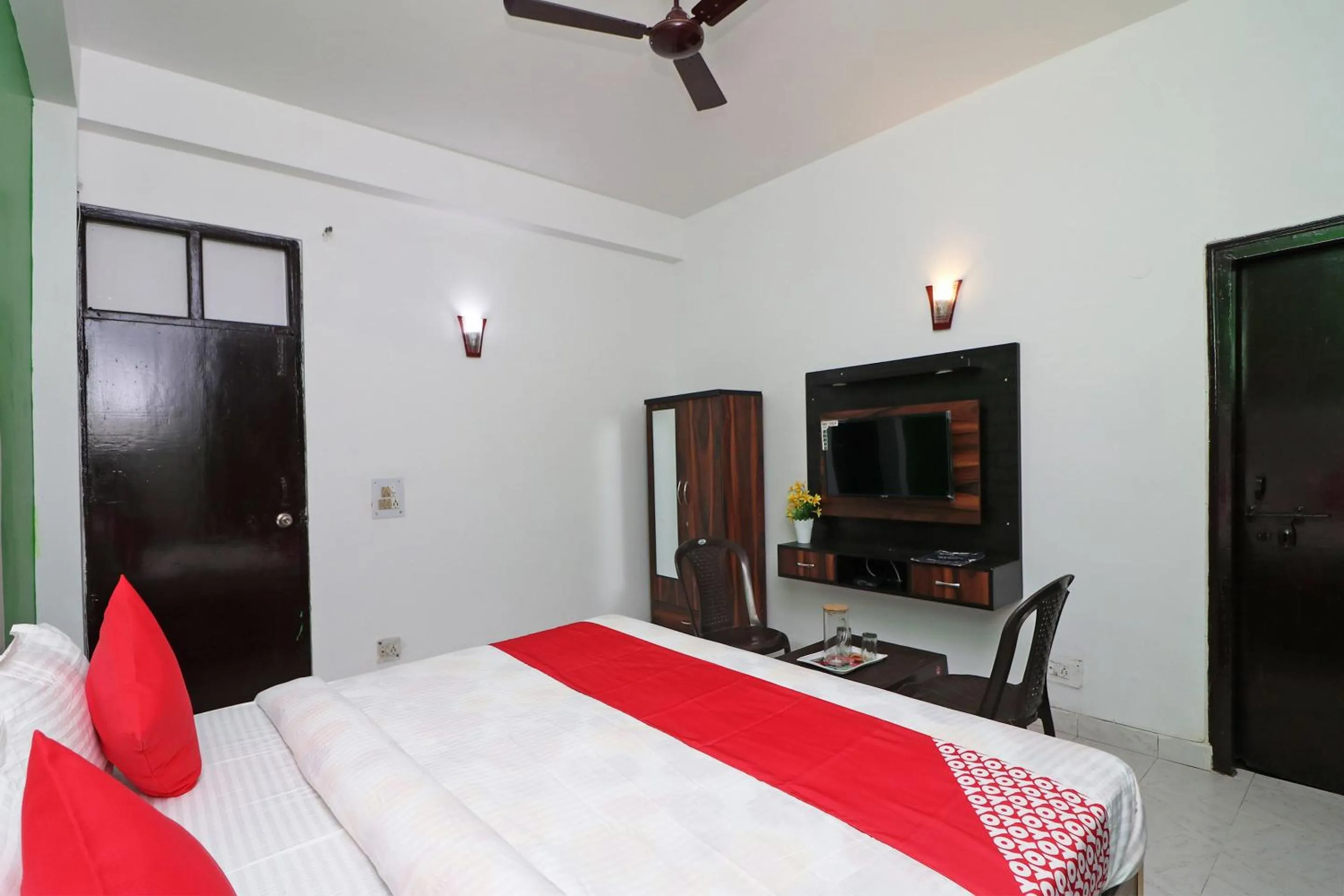 Bedroom in OYO Ooak Hotel