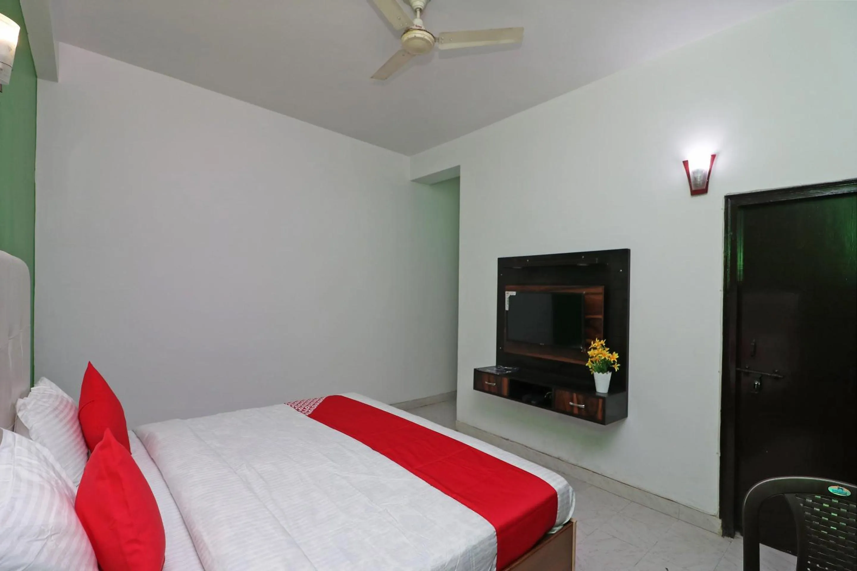 Bedroom in OYO Ooak Hotel