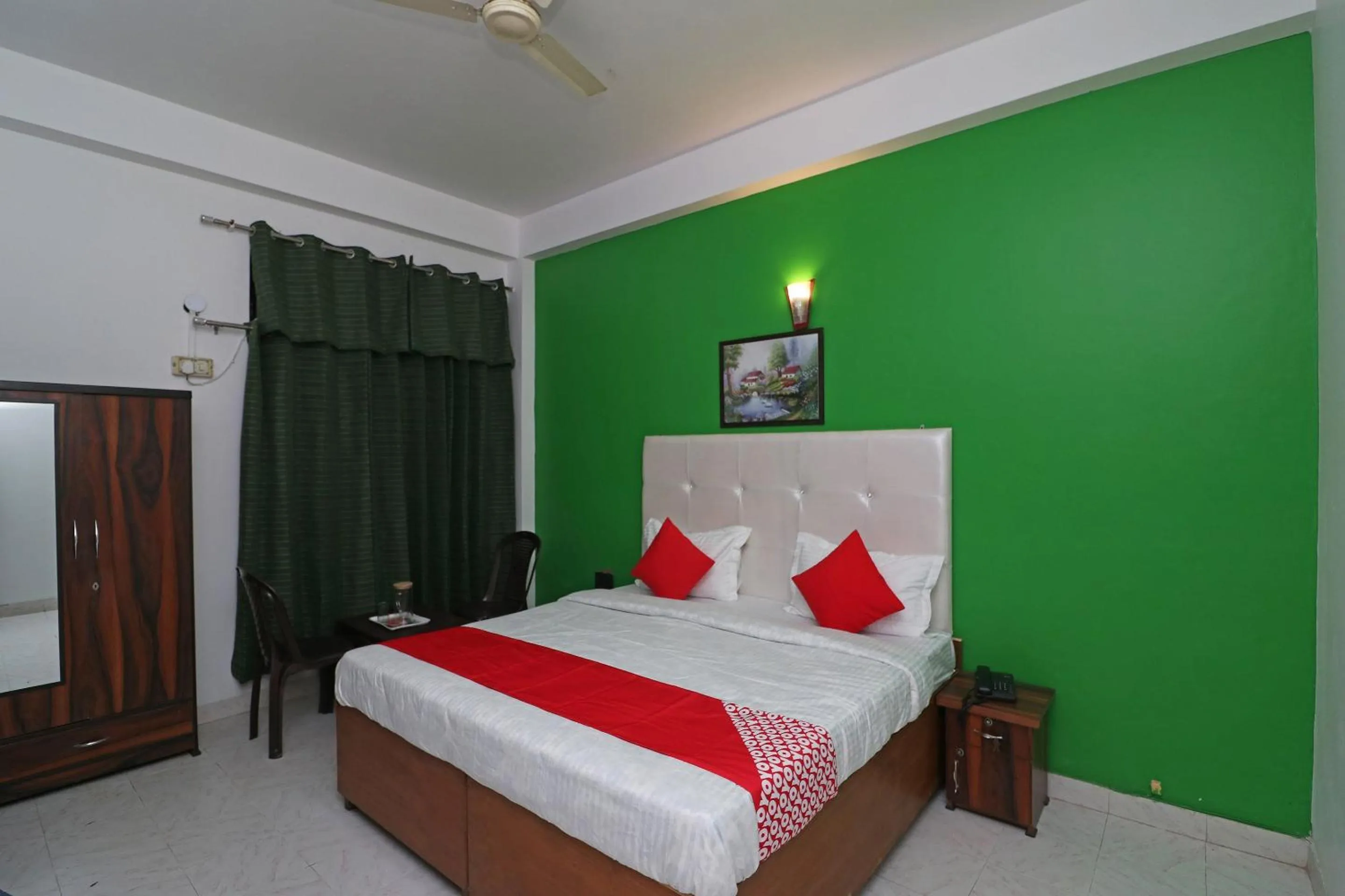 Bedroom in OYO Ooak Hotel