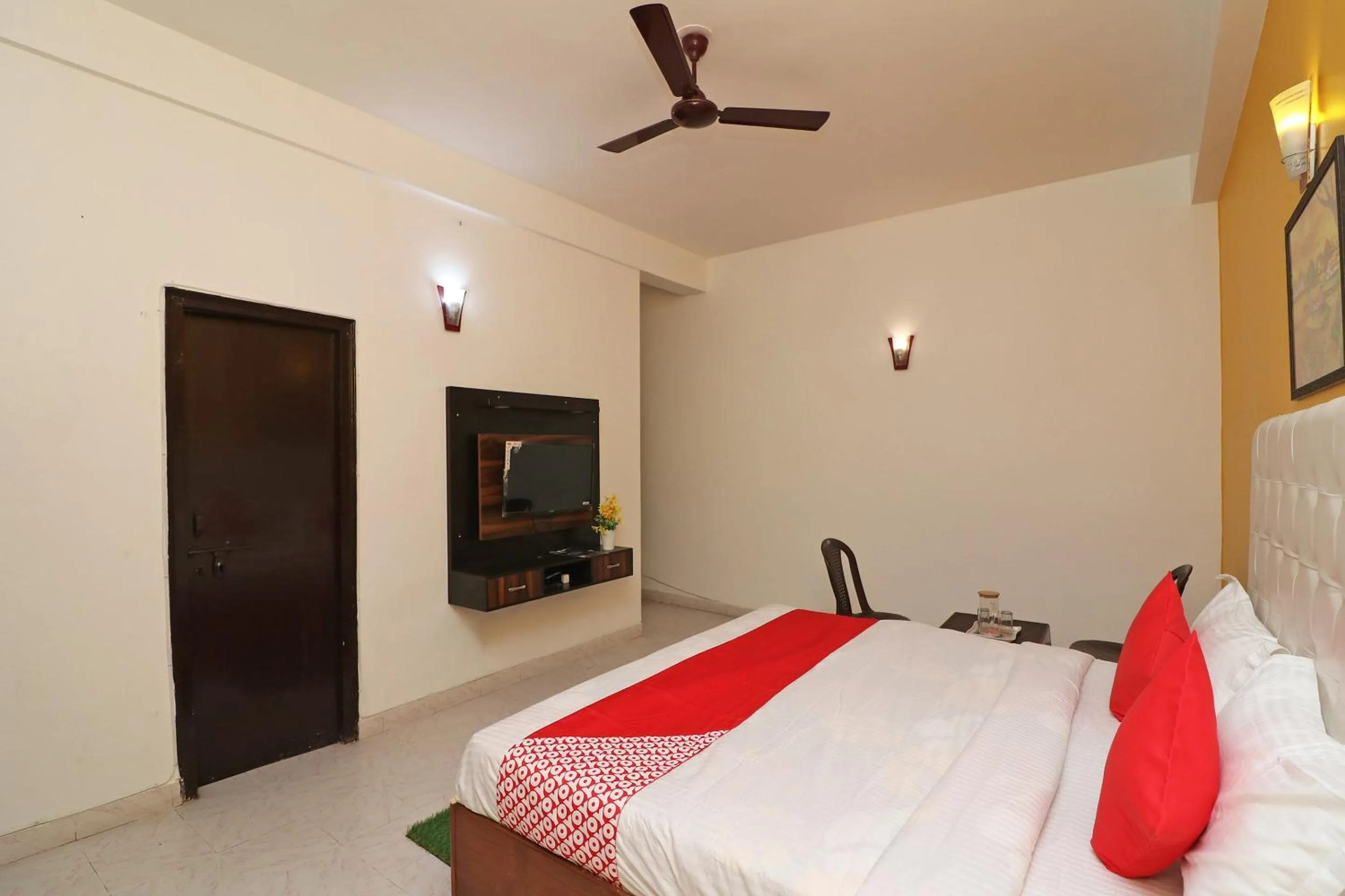 Bedroom in OYO Ooak Hotel