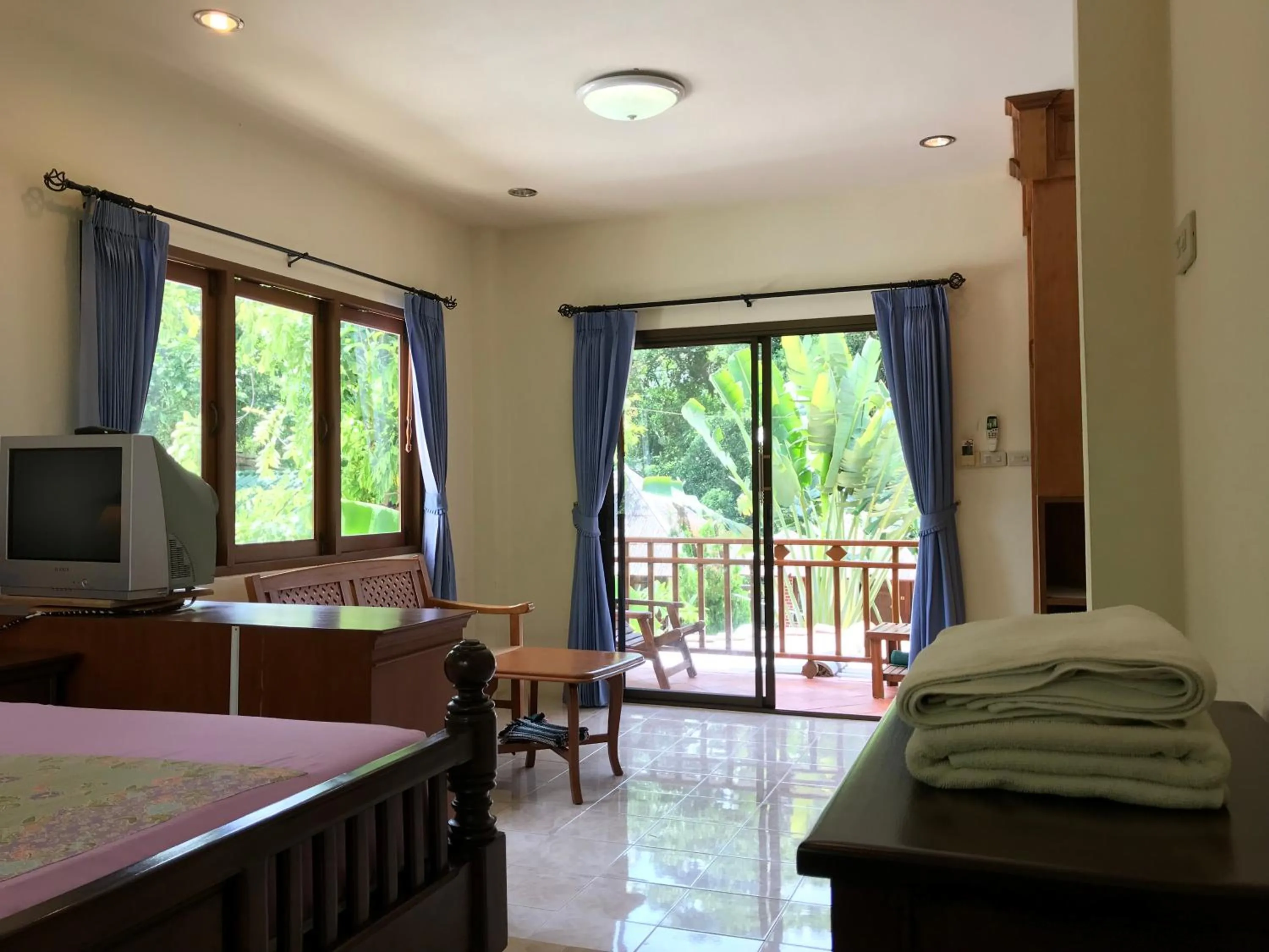 Photo of the whole room, Bed in Sunrise Bungalow