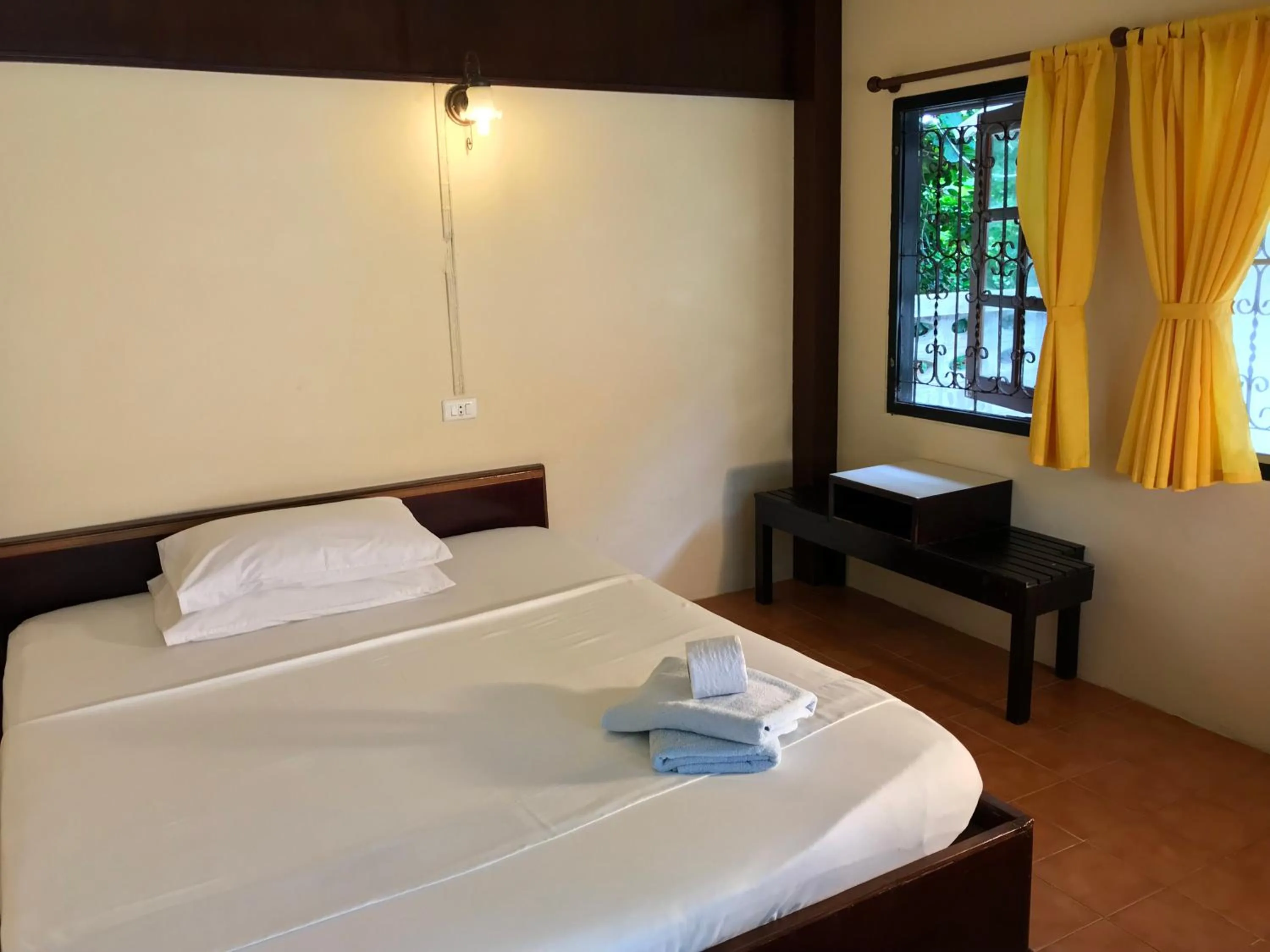 Bedroom, Bed in Sunrise Bungalow