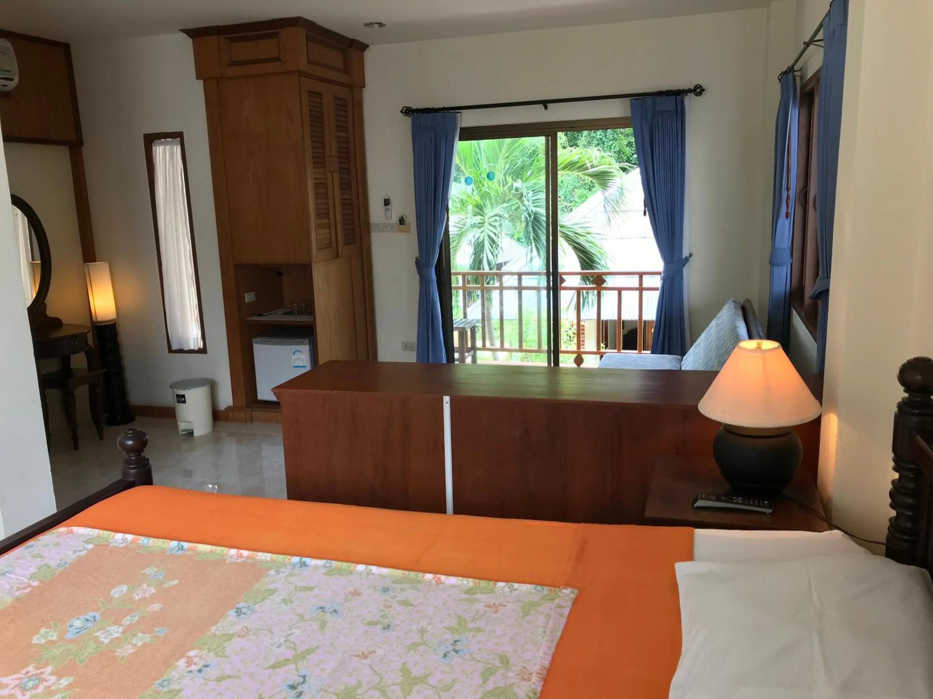 Photo of the whole room, Bed in Sunrise Bungalow
