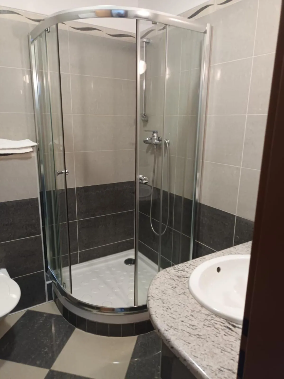 Shower in Hotel Dakol