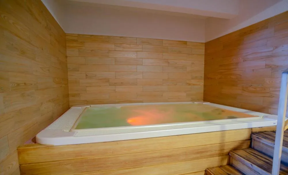 Hot Tub in Duna Wellness Hotel
