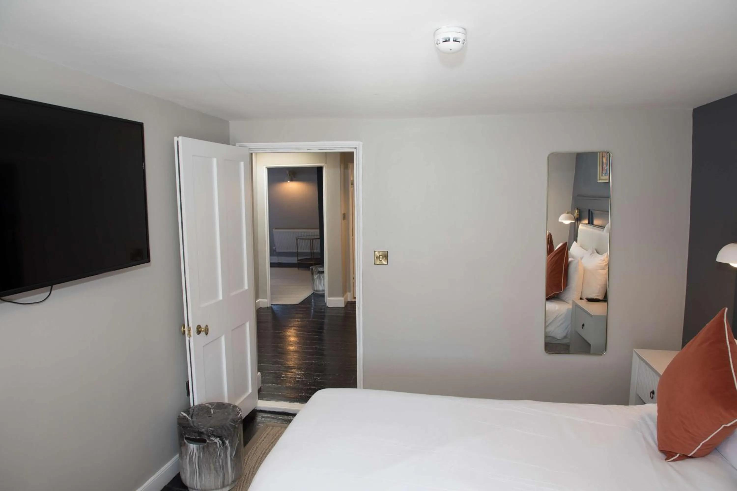 Photo of the whole room, Bed in Henrietta House, a member of Radisson Individuals