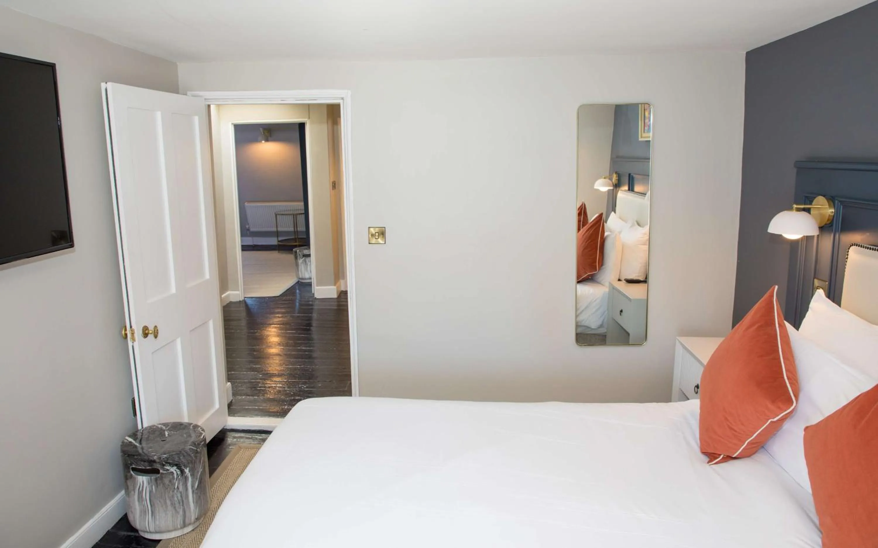 Photo of the whole room, Bed in Henrietta House, a member of Radisson Individuals