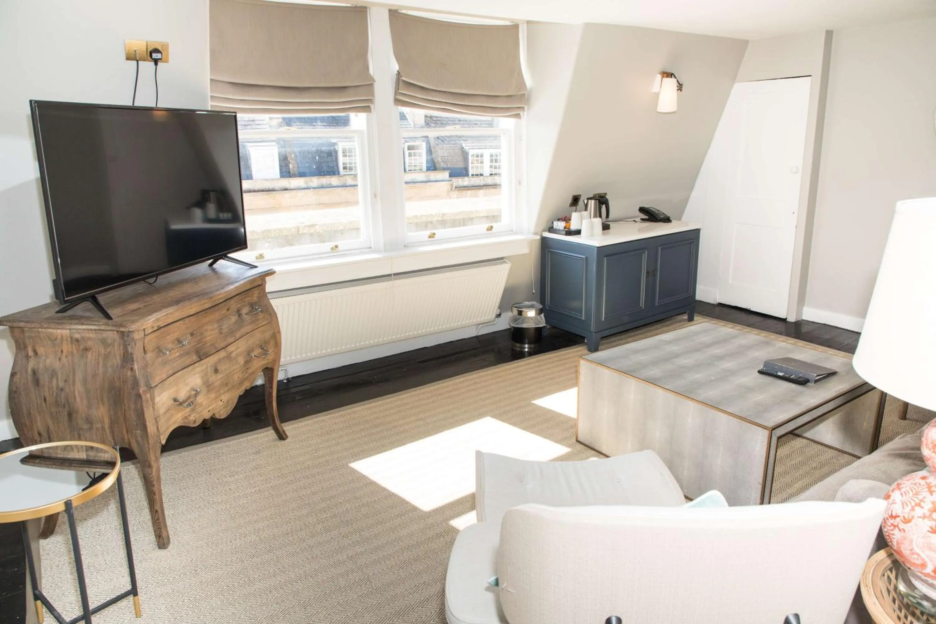 Photo of the whole room in Henrietta House, a member of Radisson Individuals