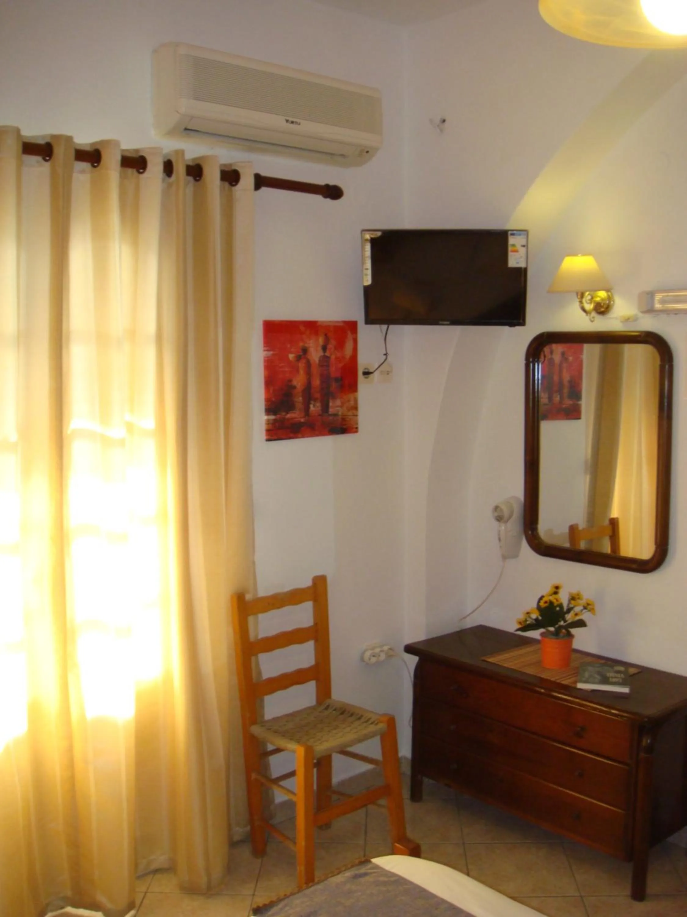 TV and multimedia in Boussetil Rooms CapAnMat