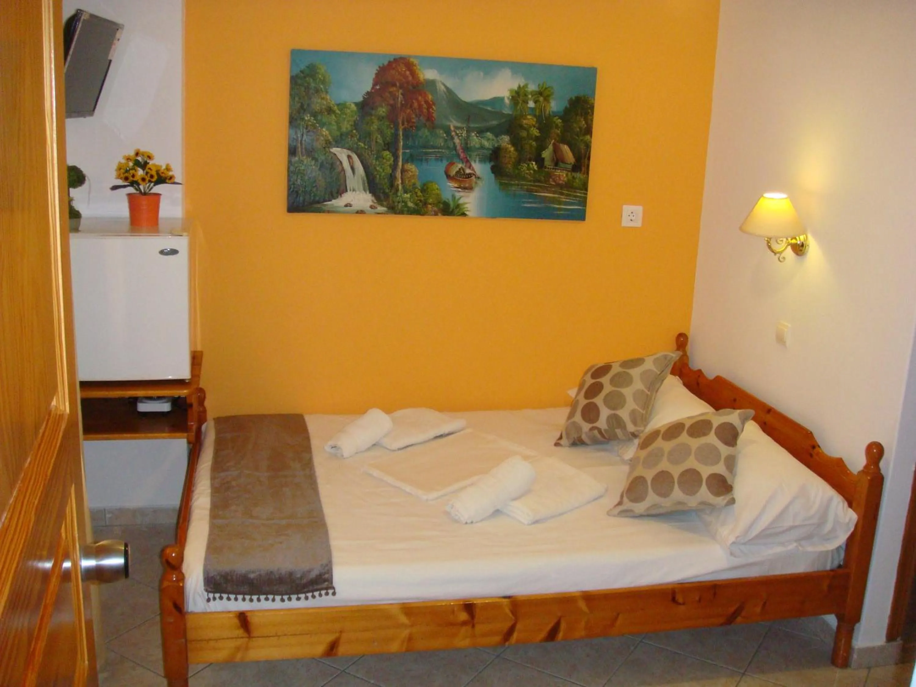 TV and multimedia, Bed in Boussetil Rooms CapAnMat