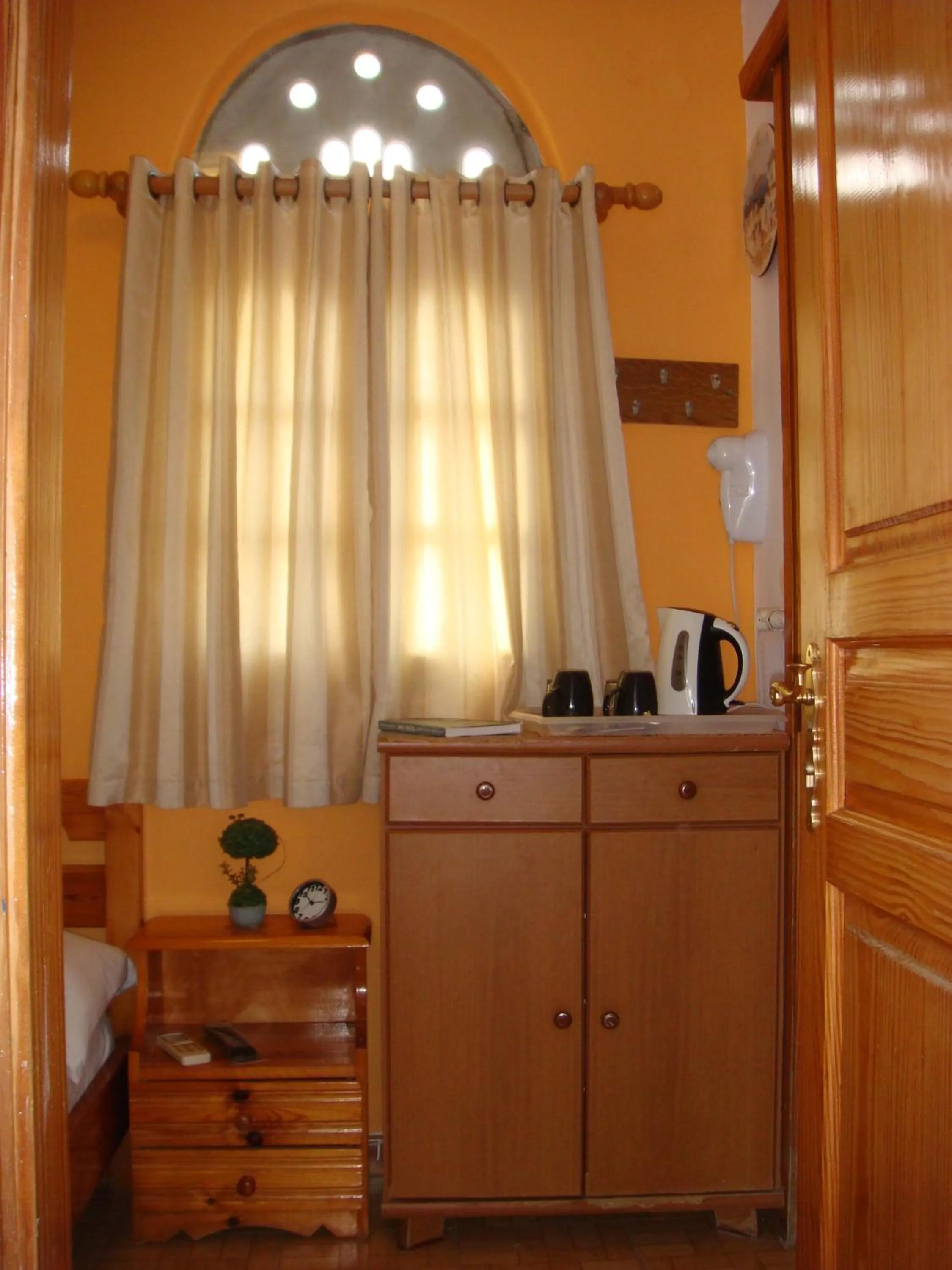 Coffee/tea facilities in Boussetil Rooms CapAnMat