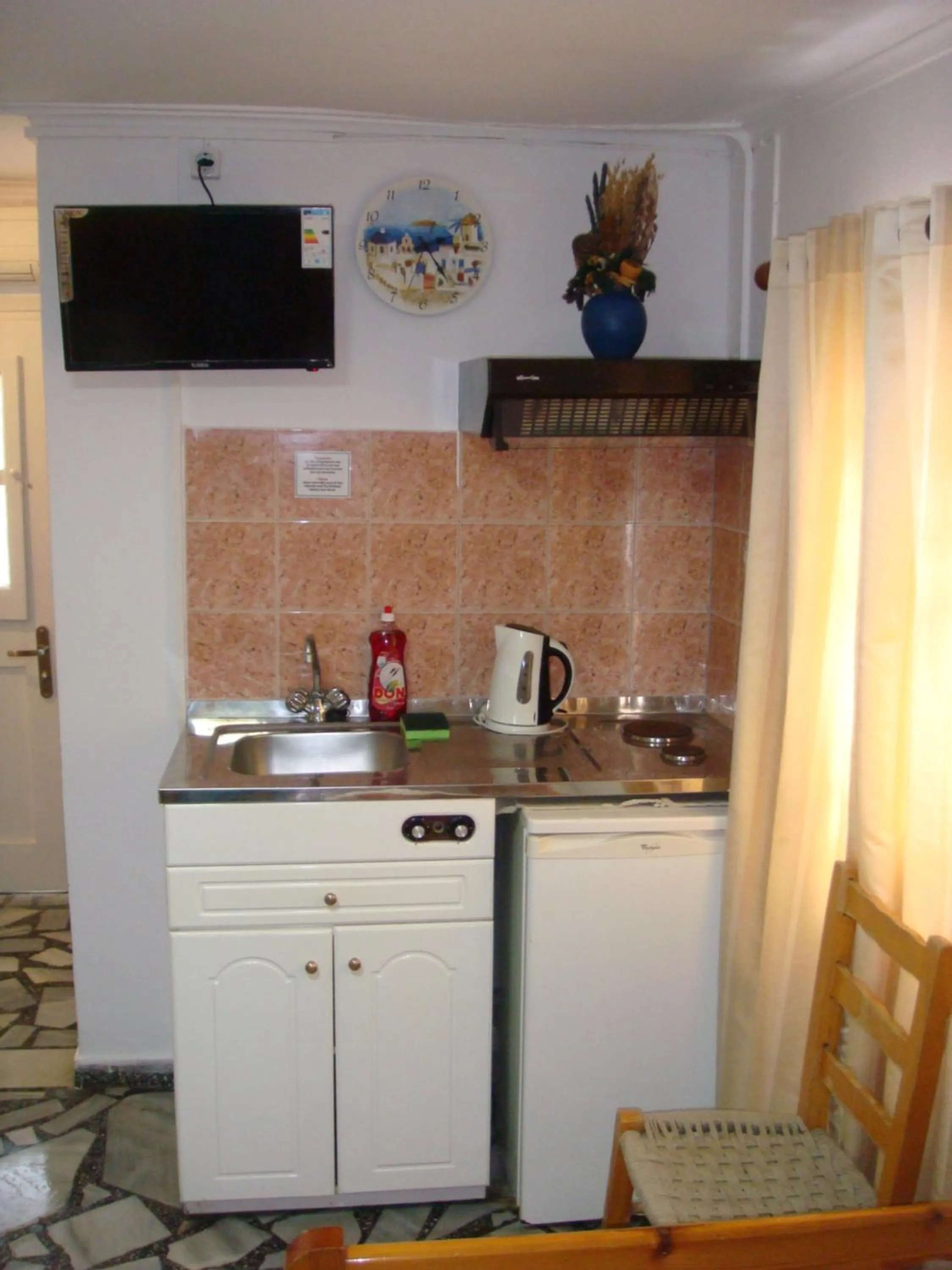 Coffee/tea facilities in Boussetil Rooms CapAnMat